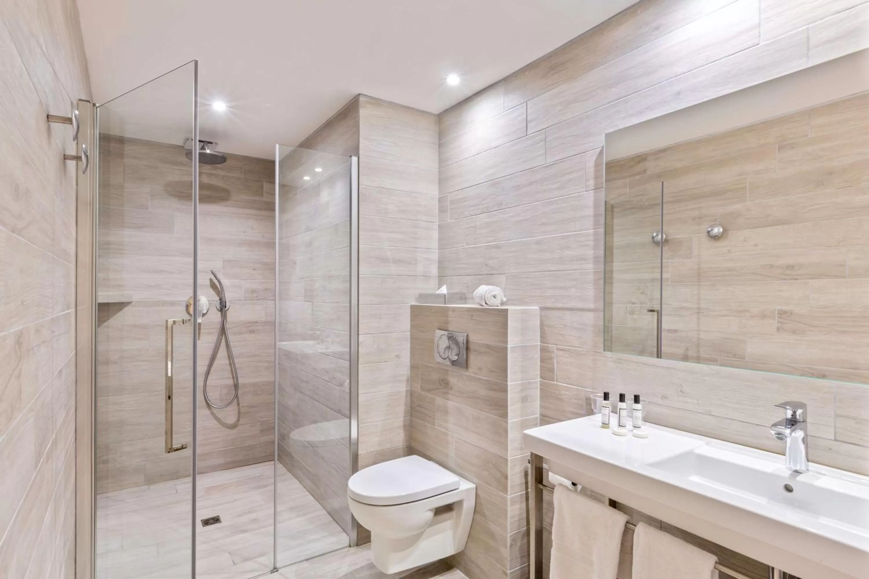 Bathroom in Best Western Hotel du Roy d'Aragon