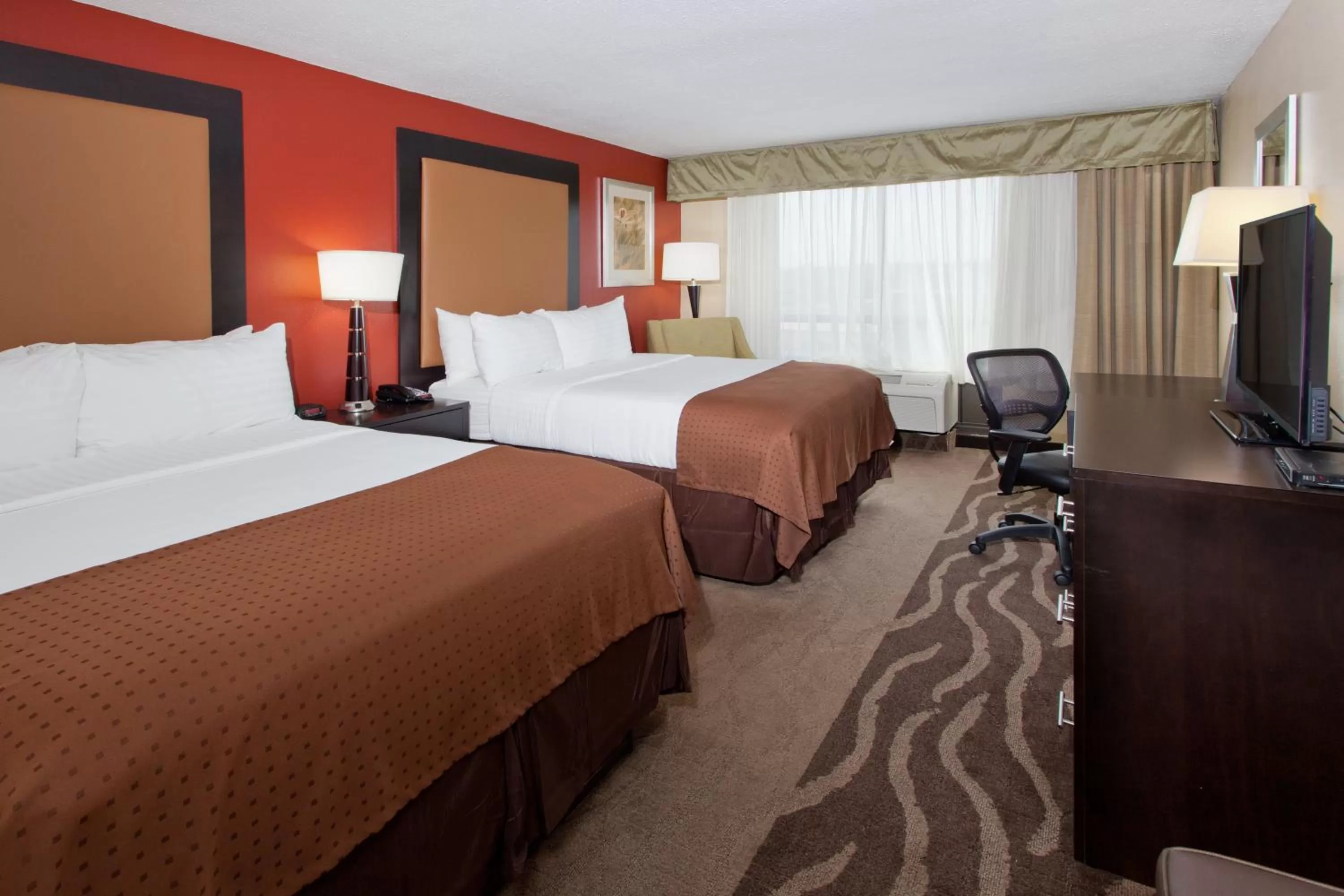 Photo of the whole room, Bed in Holiday Inn Shreveport Downtown by IHG