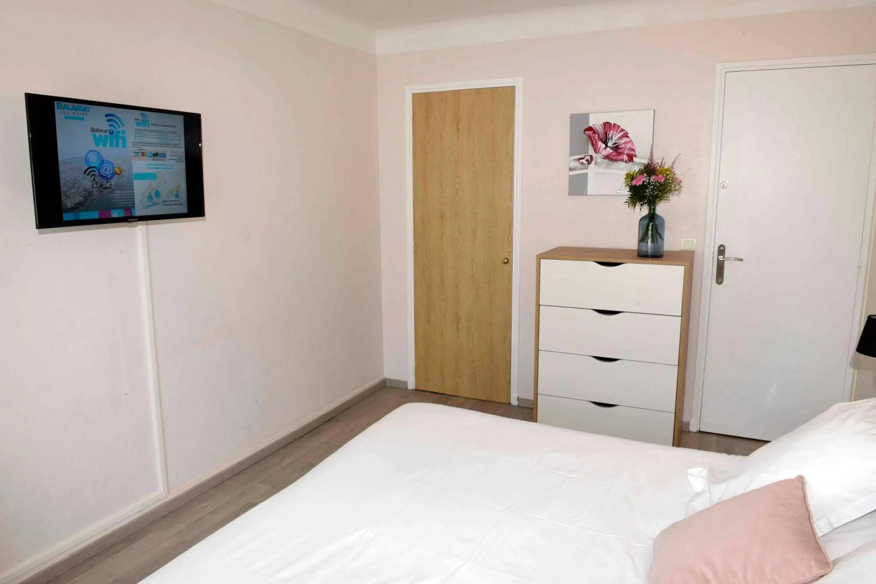 Photo of the whole room in Azur Hôtel