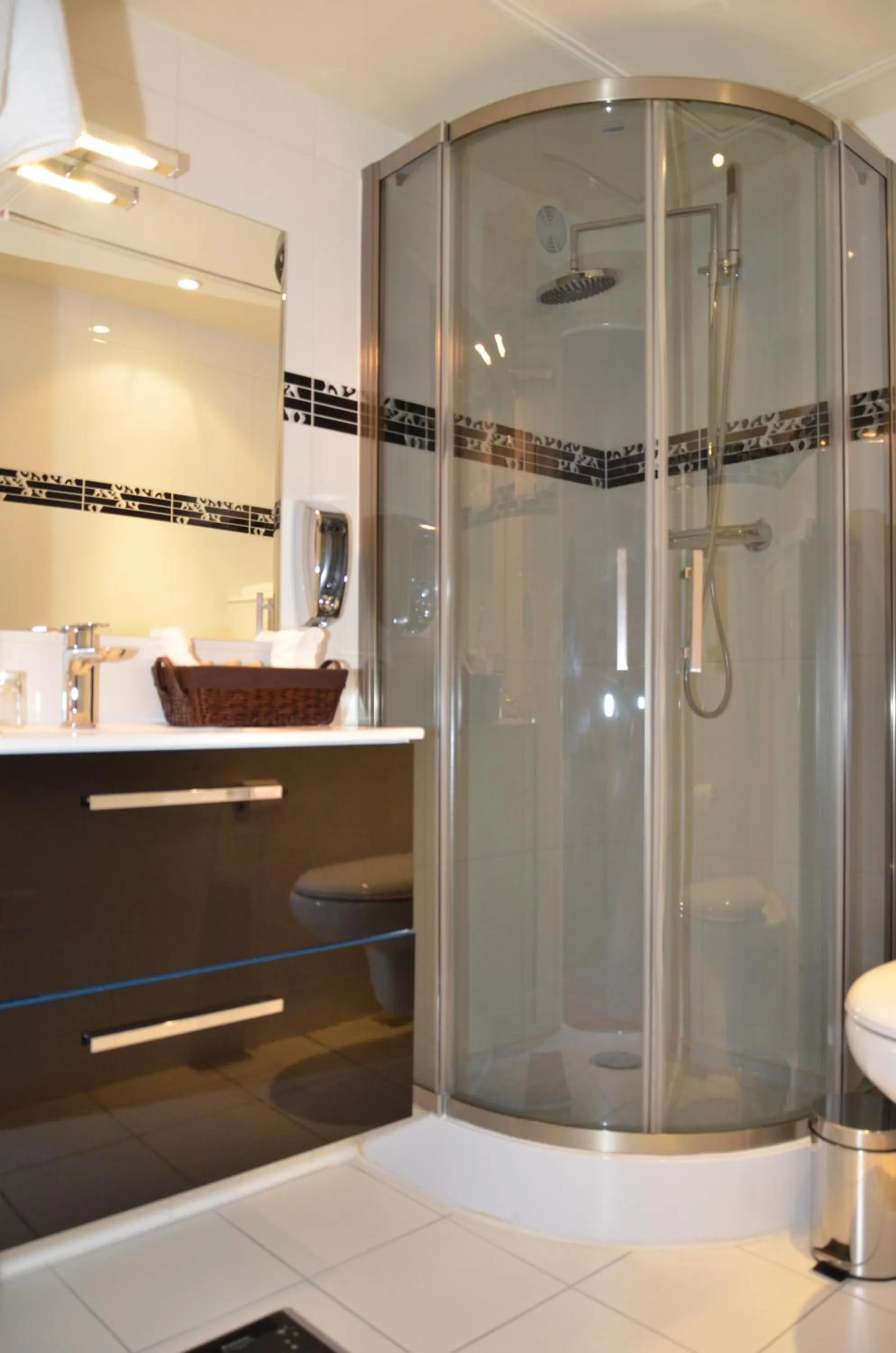 Bathroom in Hotel Regina Montmartre