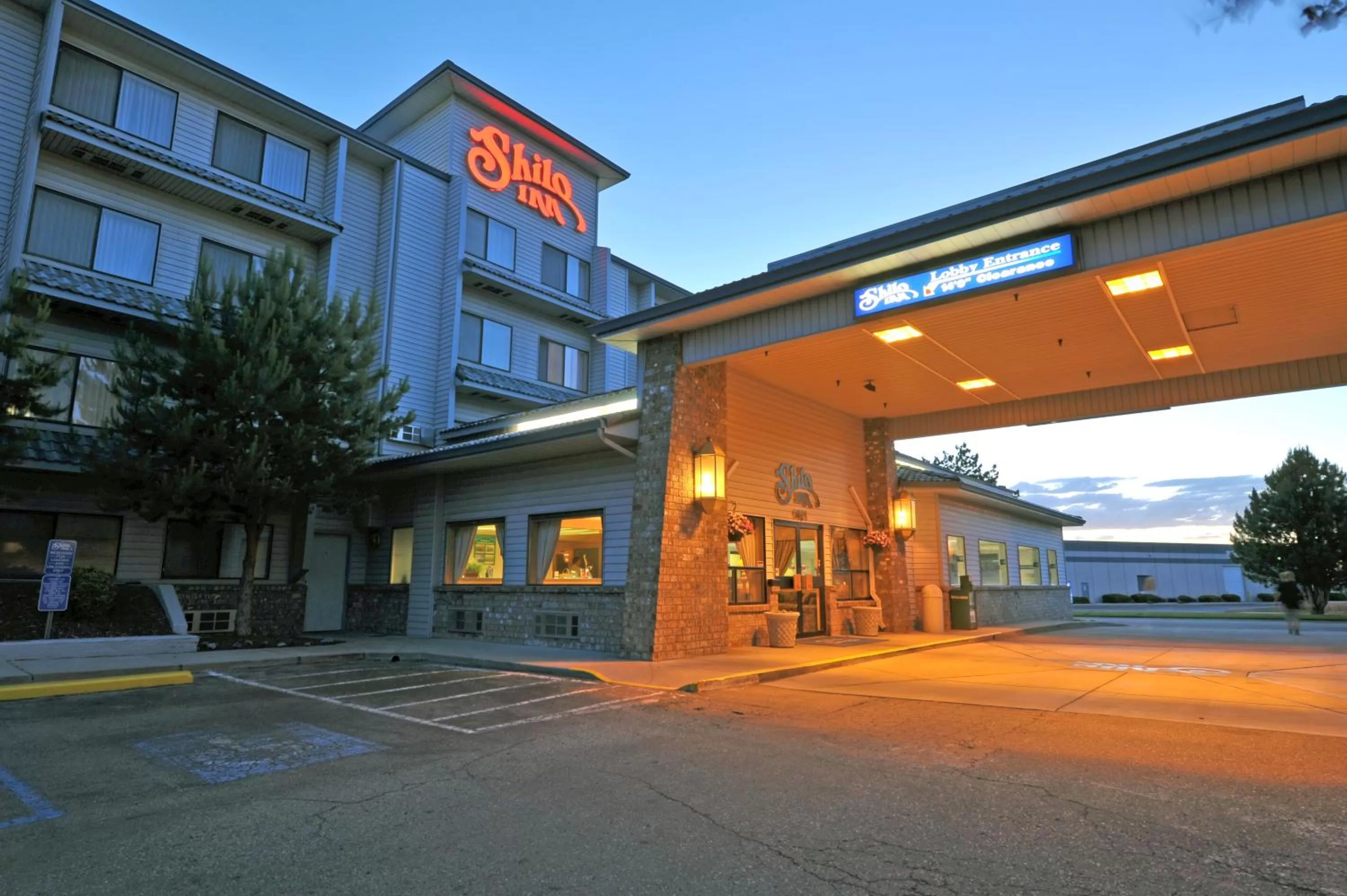 Facade/entrance in Shilo Inn Suites Hotel - Nampa Suites
