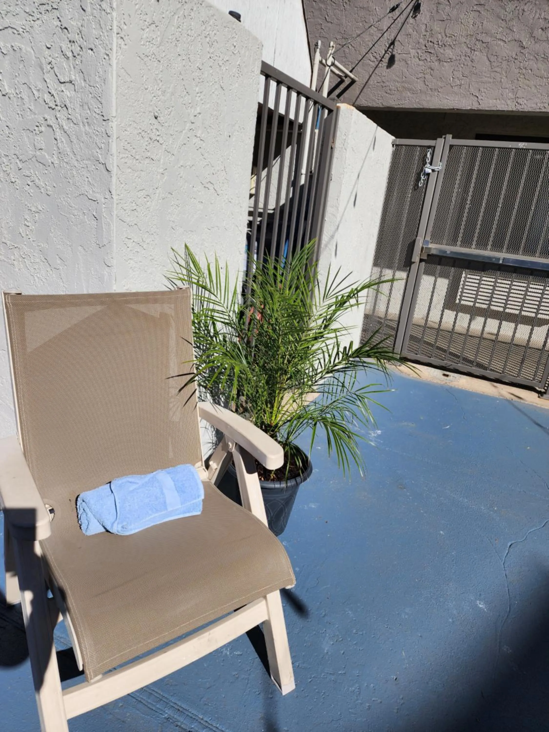 Swimming pool in Studio 6 Sacramento, CA Natomas