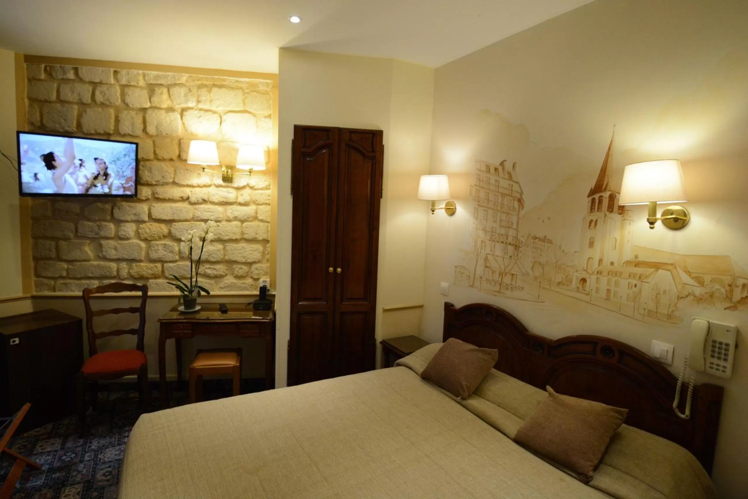 Photo of the whole room, Bed in Familia Hotel