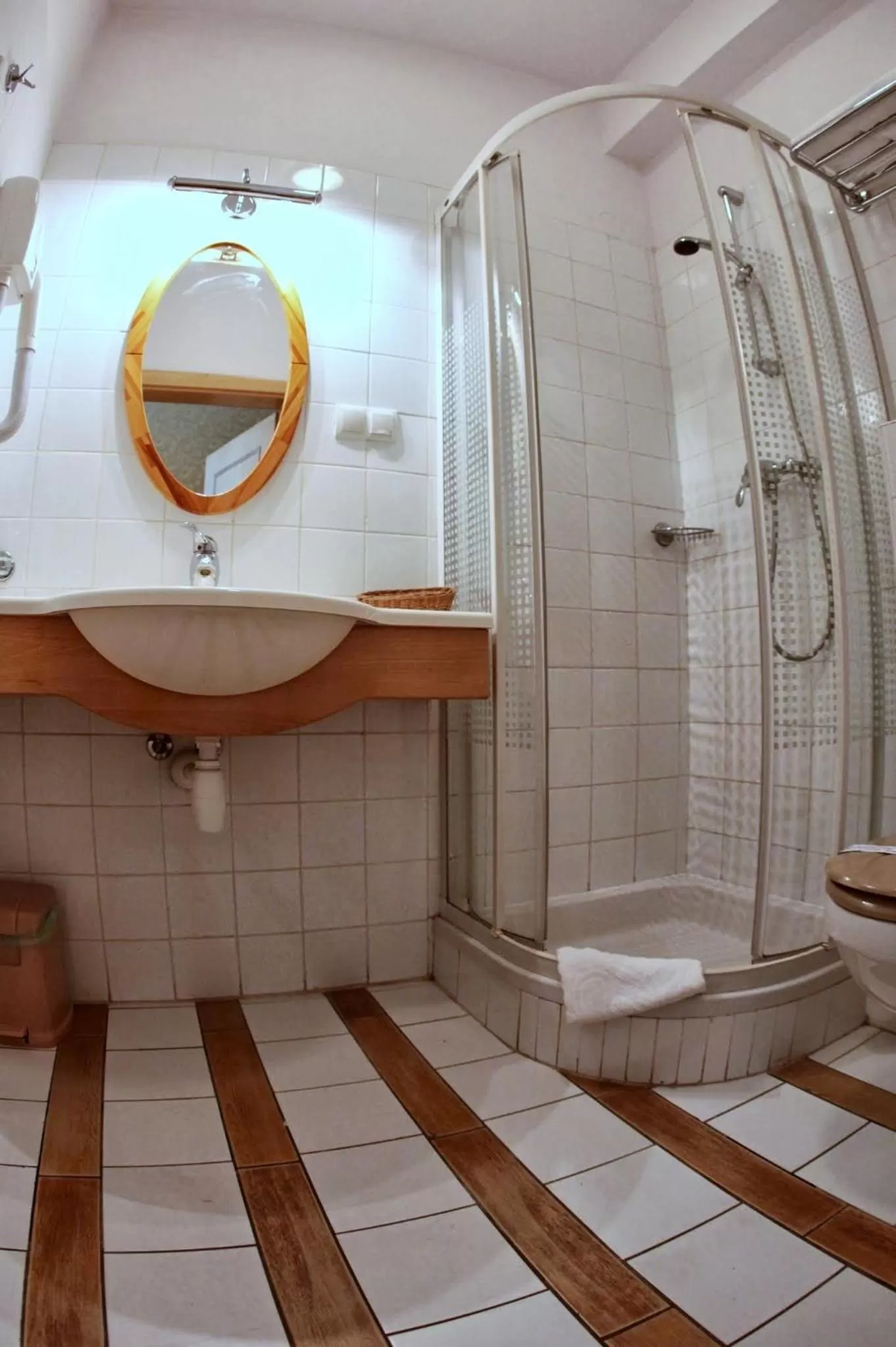 Shower in Dedek Park - historyczny dworek w pięknym Parku Skaryszewskim obok Stadionu Narodowego