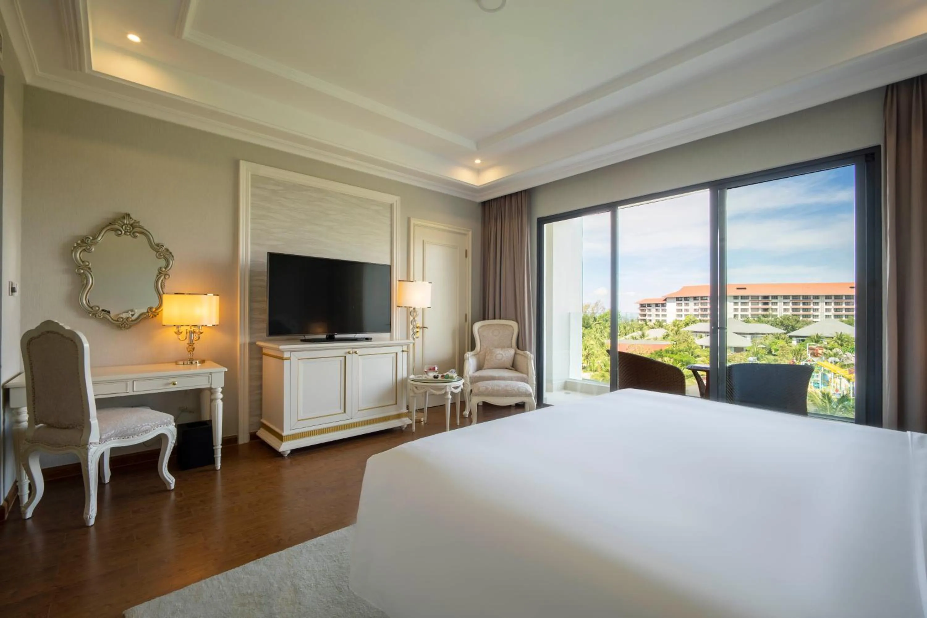 Communal lounge/ TV room, Bed in Radisson Blu Resort Phu Quoc