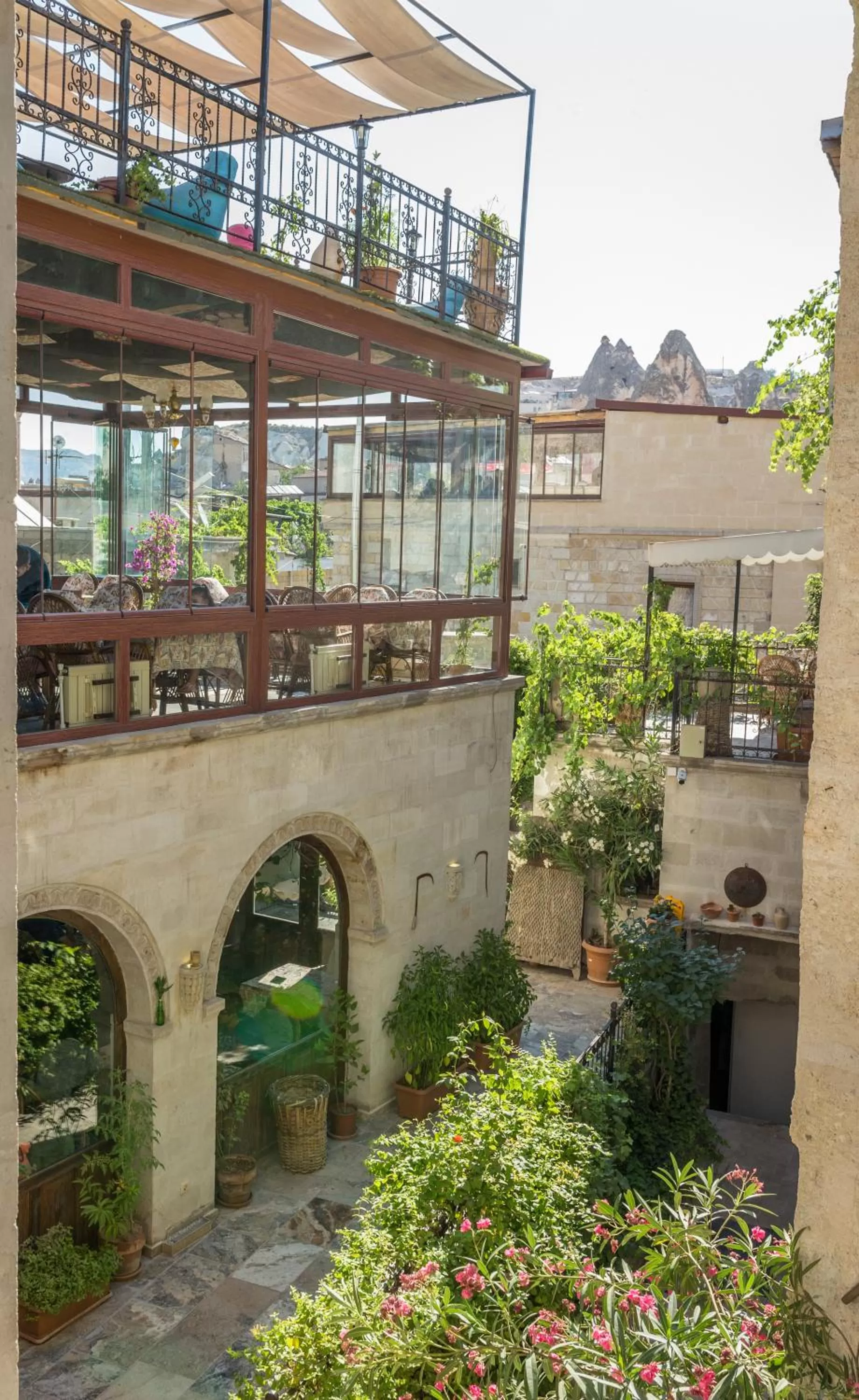 Restaurant/places to eat in Hidden Cave Hotel