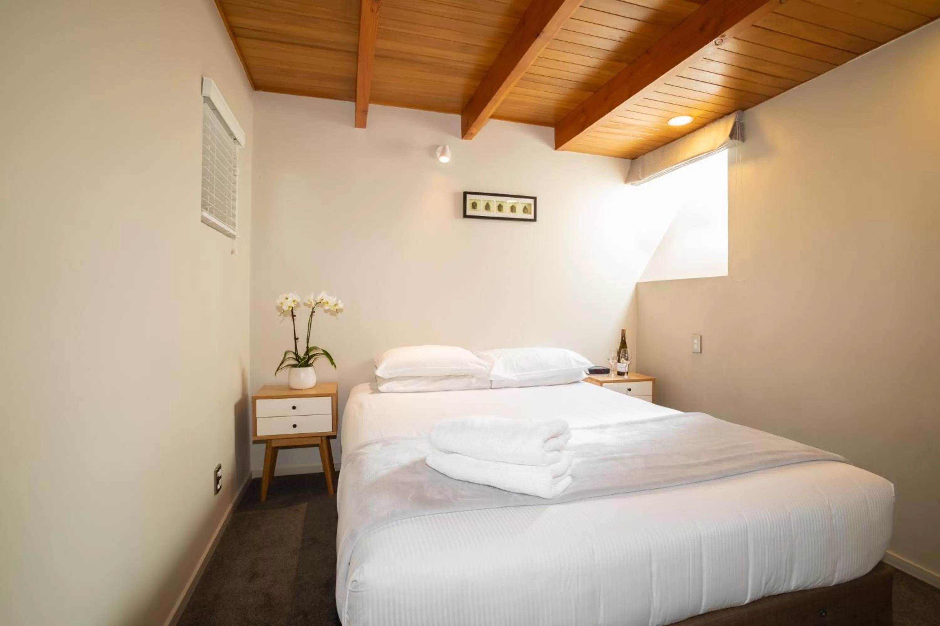 Bedroom, Bed in Cranbury Court Apartments