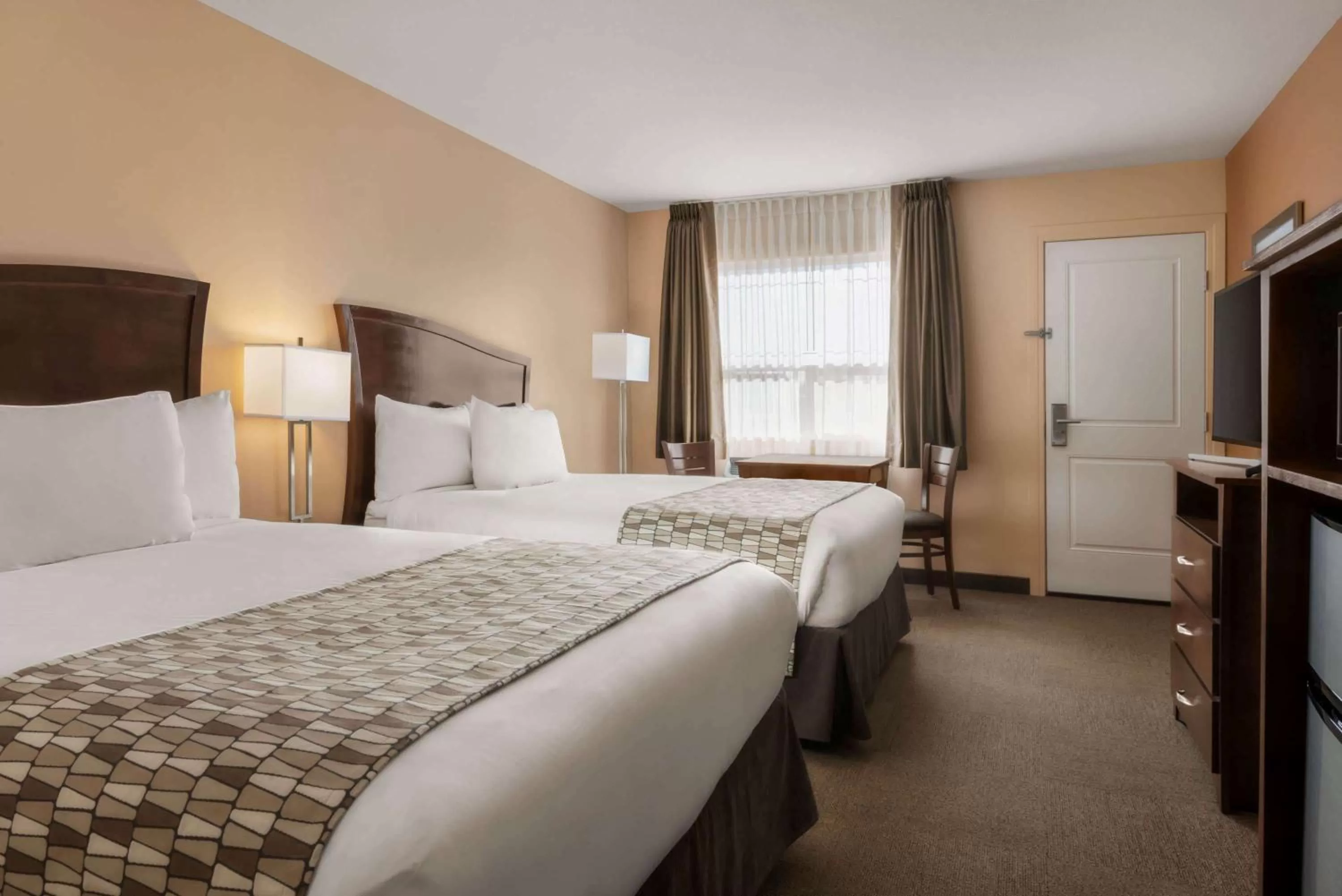 Photo of the whole room, Bed in Travelodge by Wyndham Pincher Creek