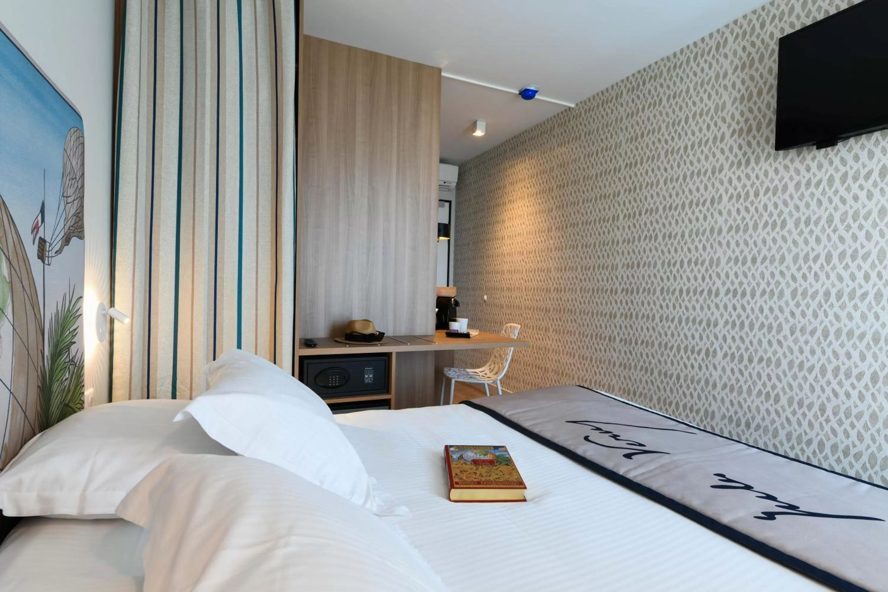 Bed in Hôtel Jules Verne Biarritz