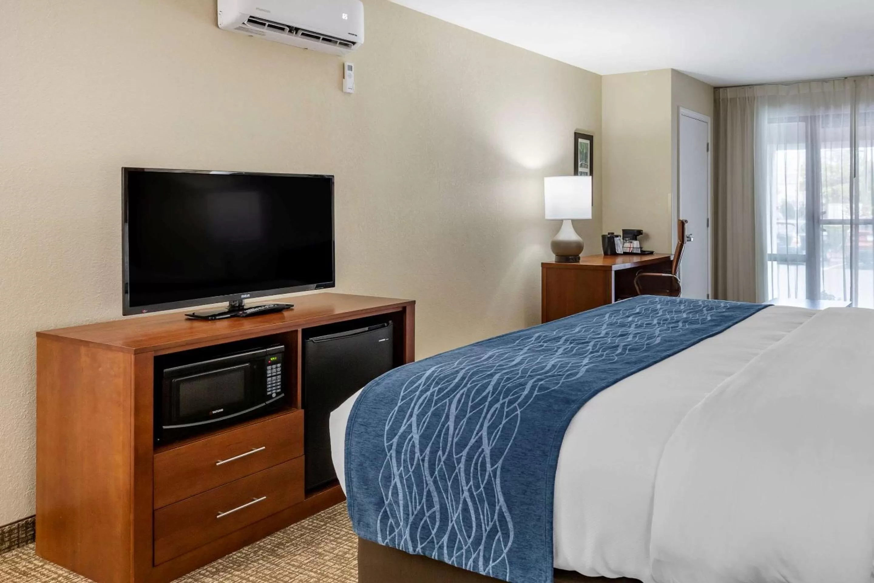Photo of the whole room, Bed in Comfort Inn & Suites Spring Lake - Fayetteville near Fort Bragg