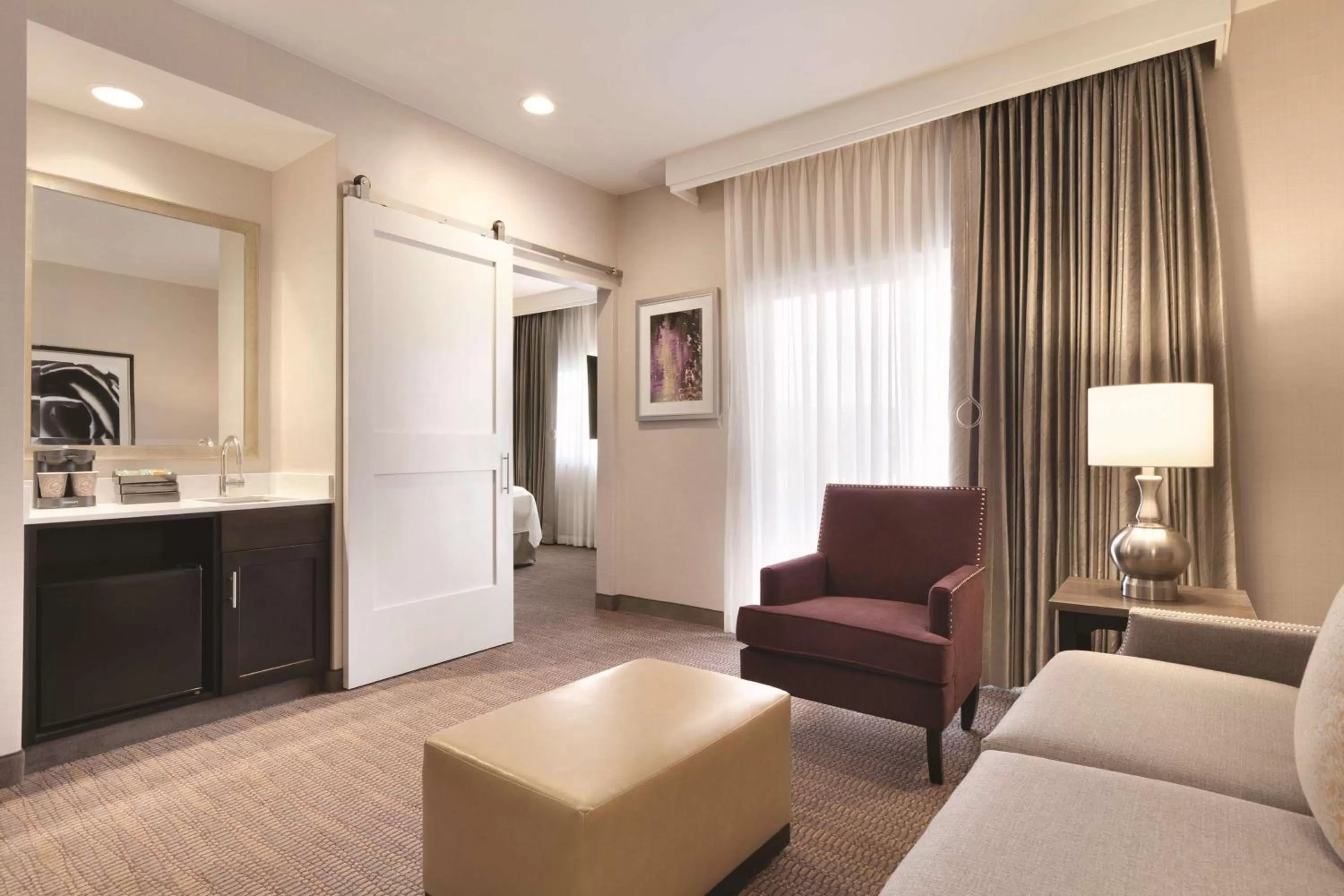 Living room in Embassy Suites by Hilton Temecula Valley Wine Country