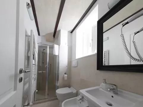 Bathroom in Le Malve Cave Retreat