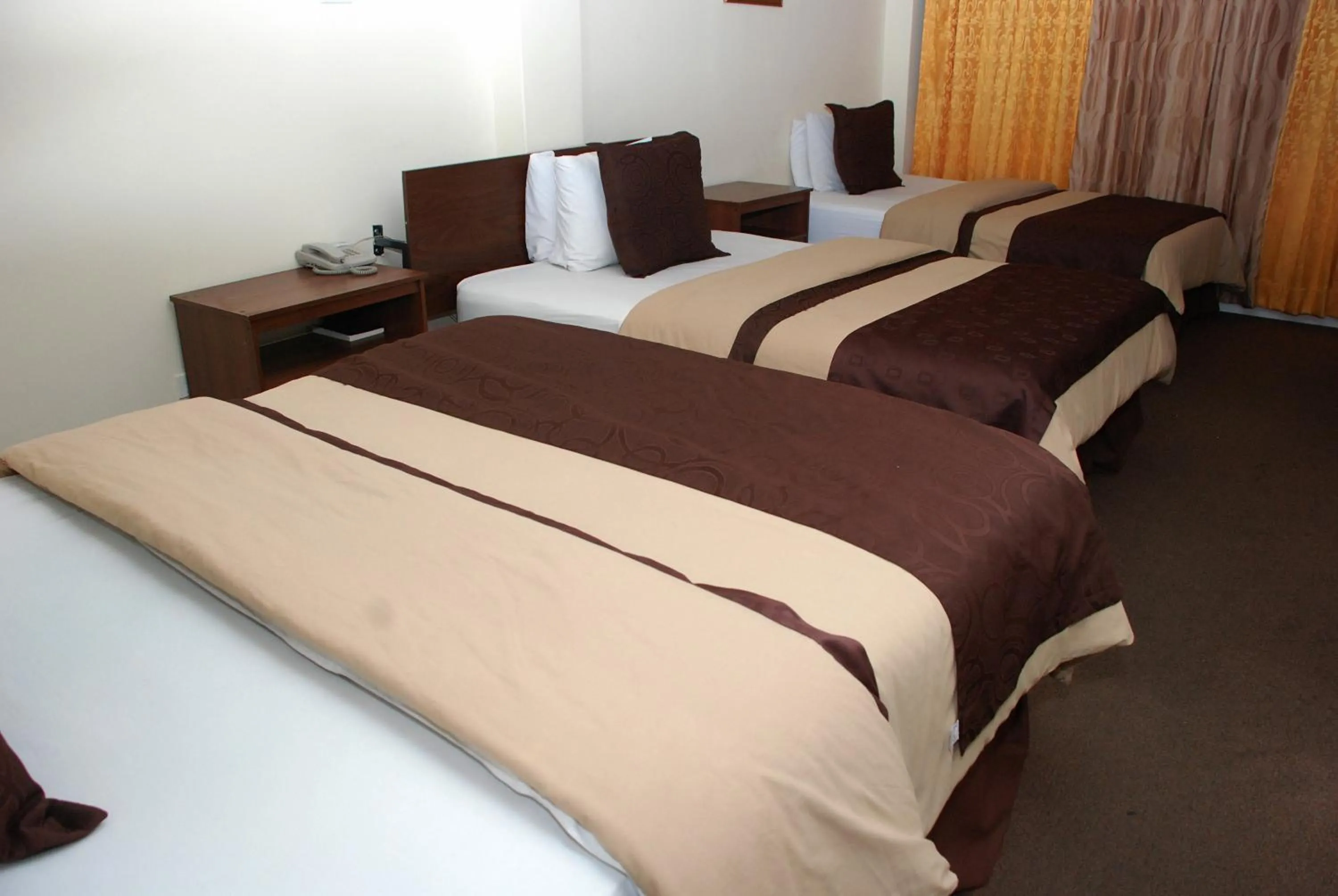 Night, Bed in Hotel Bonaventure