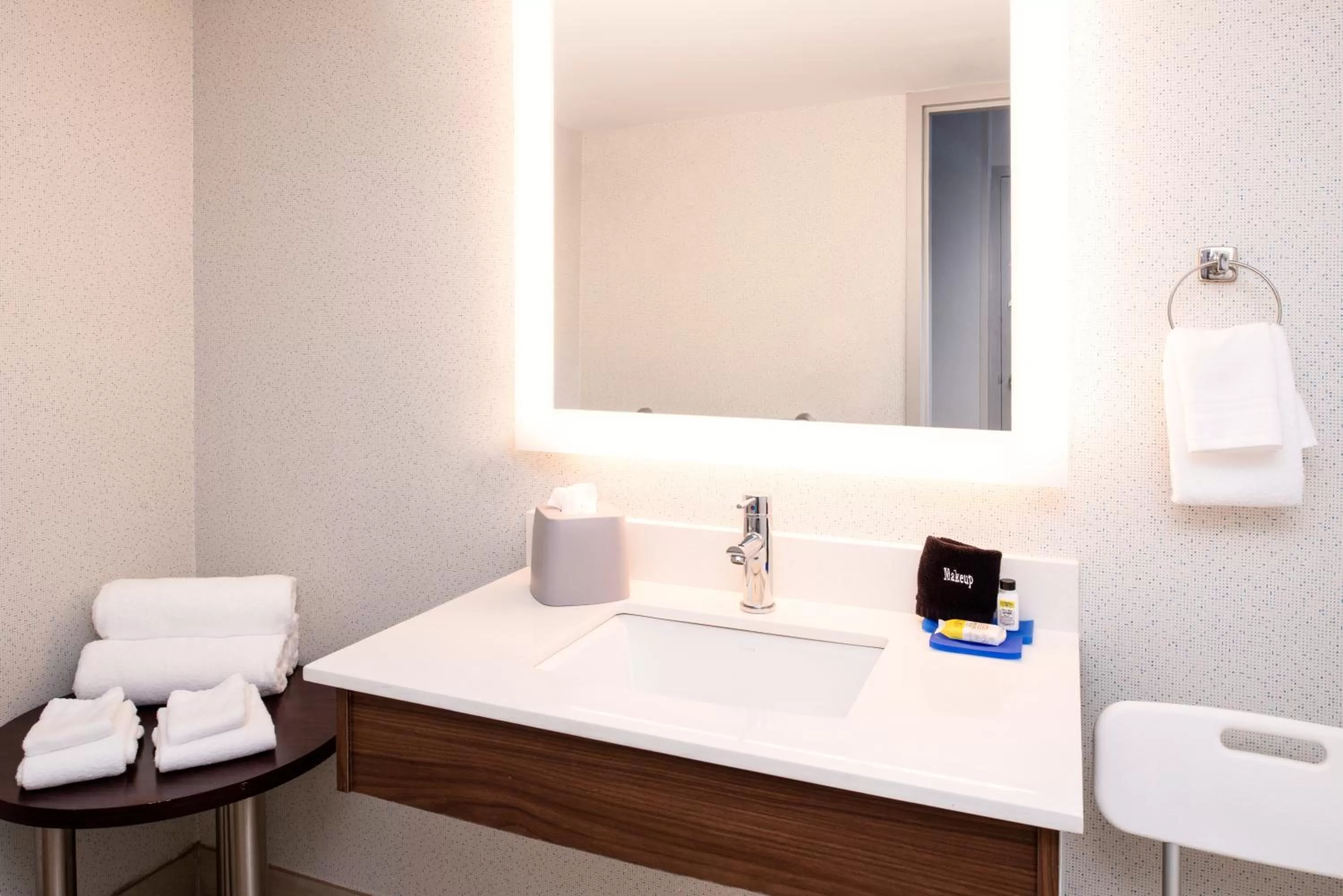 King Room - Hearing Accessible - Roll-in Shower in Holiday Inn Express Towson- Baltimore North, an IHG Hotel