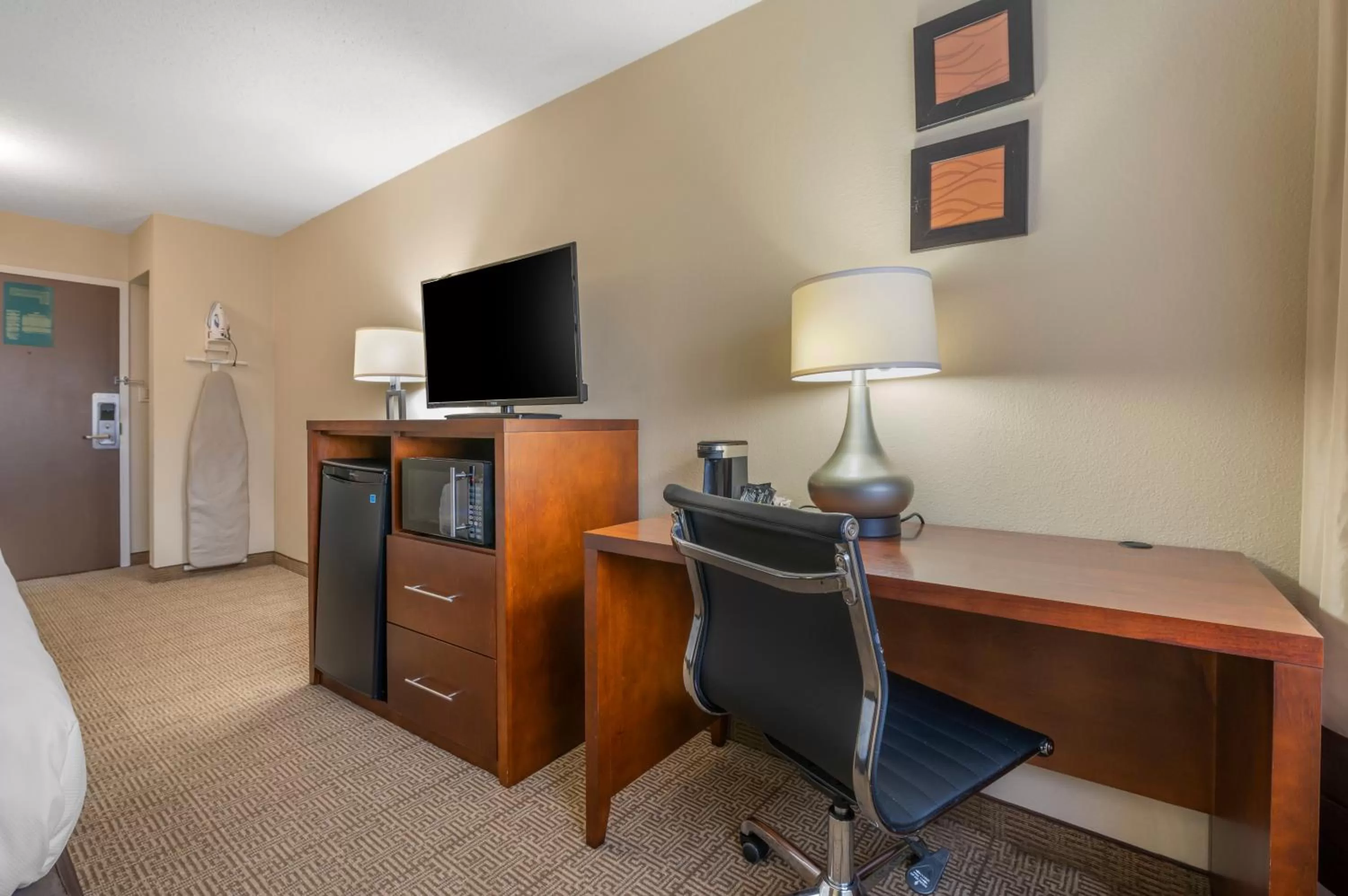 TV and multimedia, Bed in Comfort Inn & Suites Indianapolis Northwest - College Park