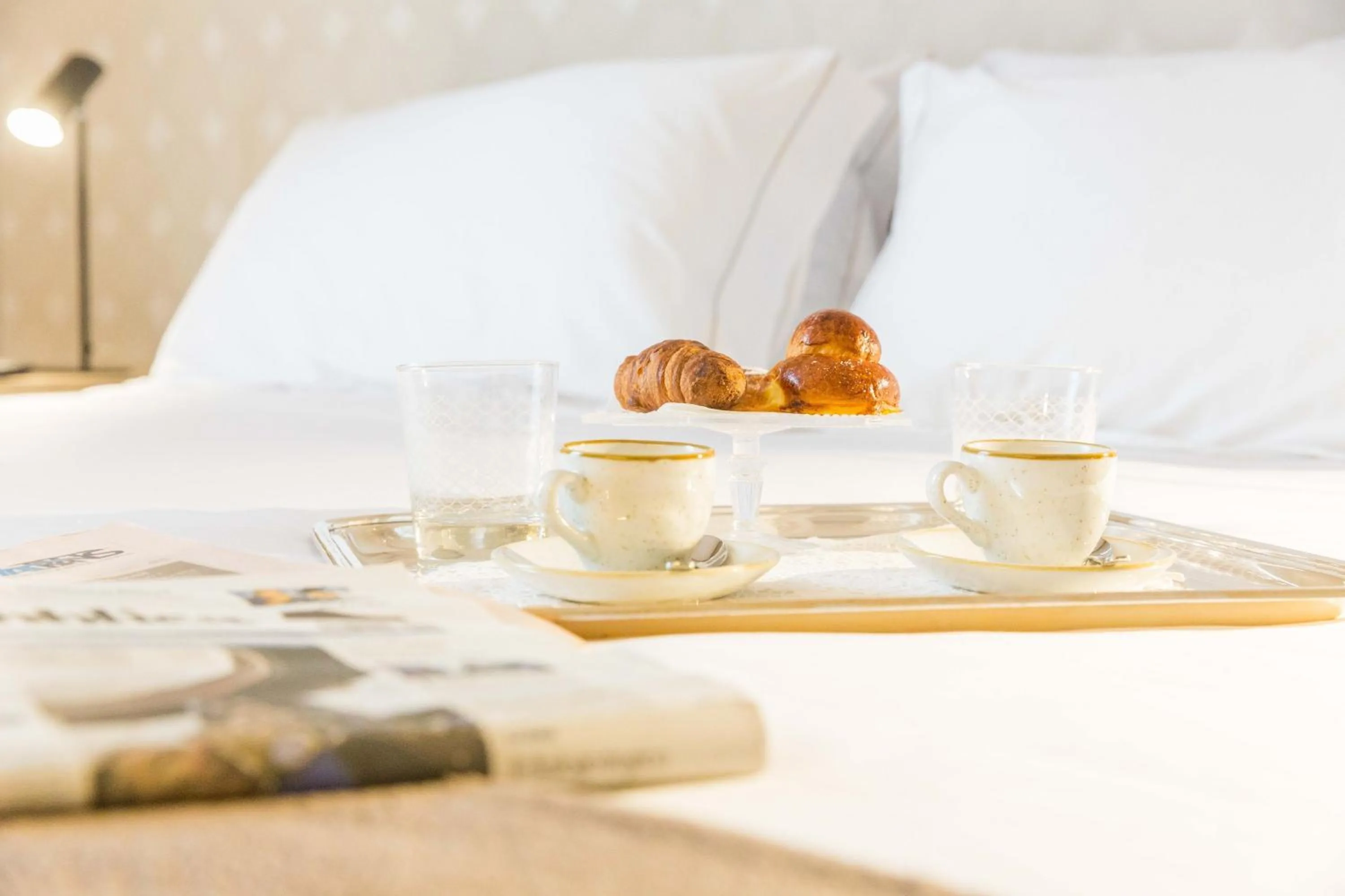 Breakfast, Bed in 200 ROOMS & TERRACE
