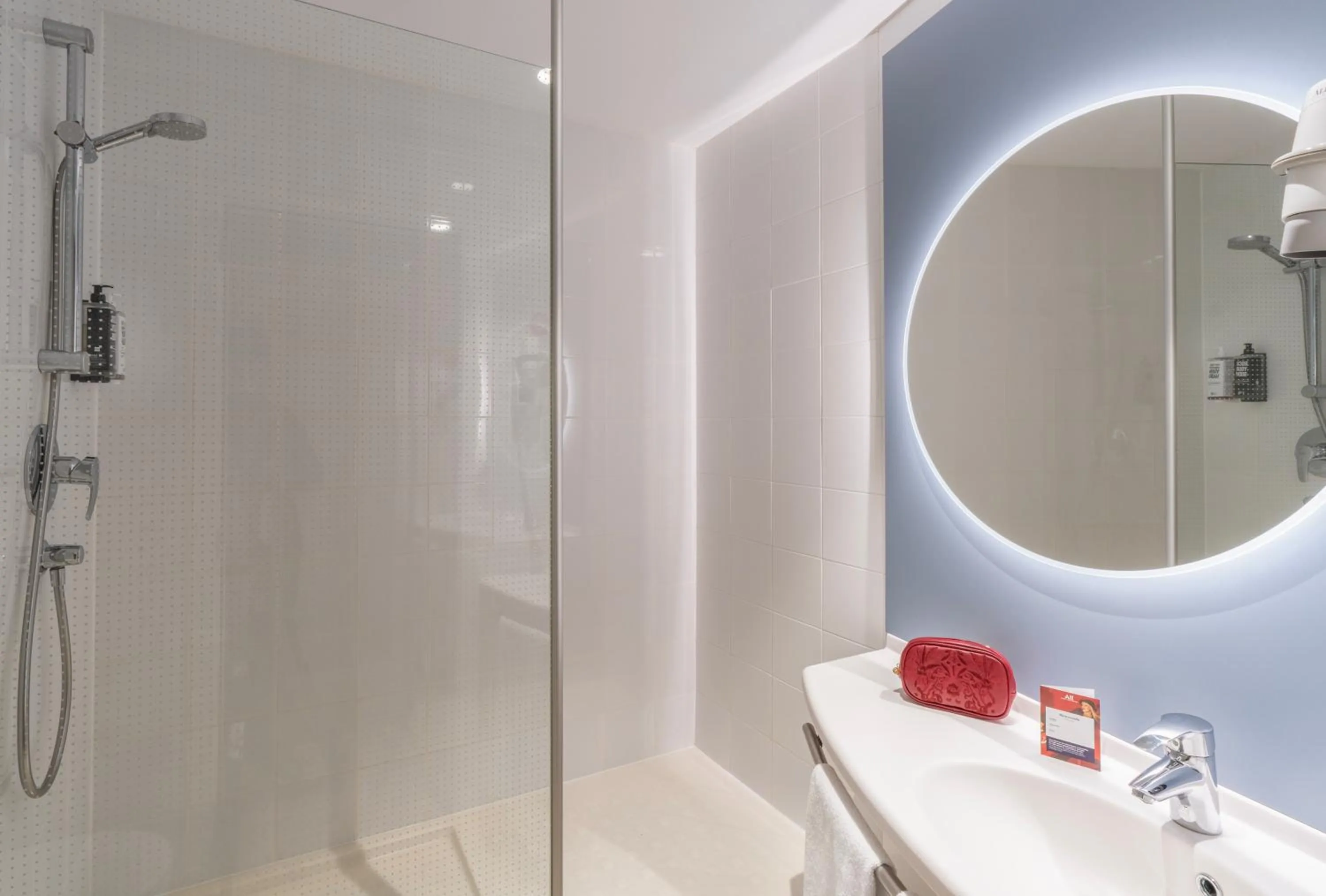 Bathroom in Ibis Barcelona Plaza Glòries 22@