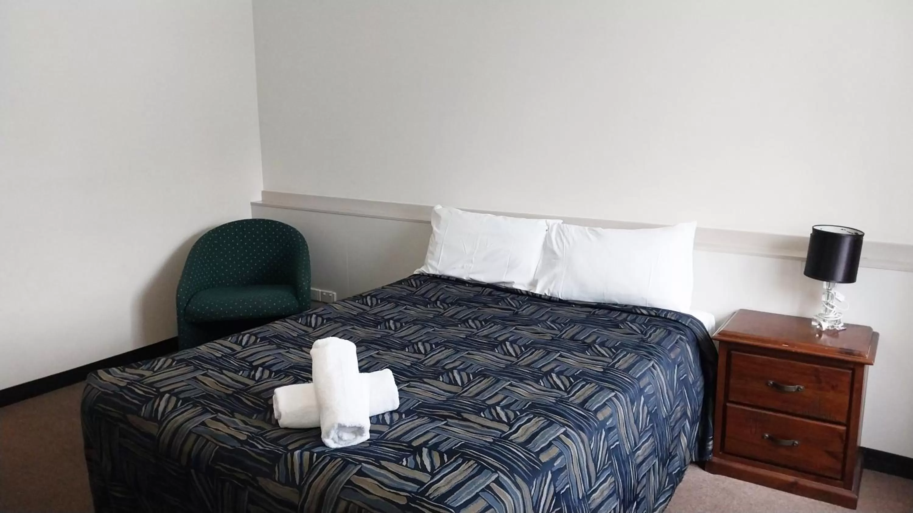 Bedroom, Bed in Miners Lodge Motor Inn