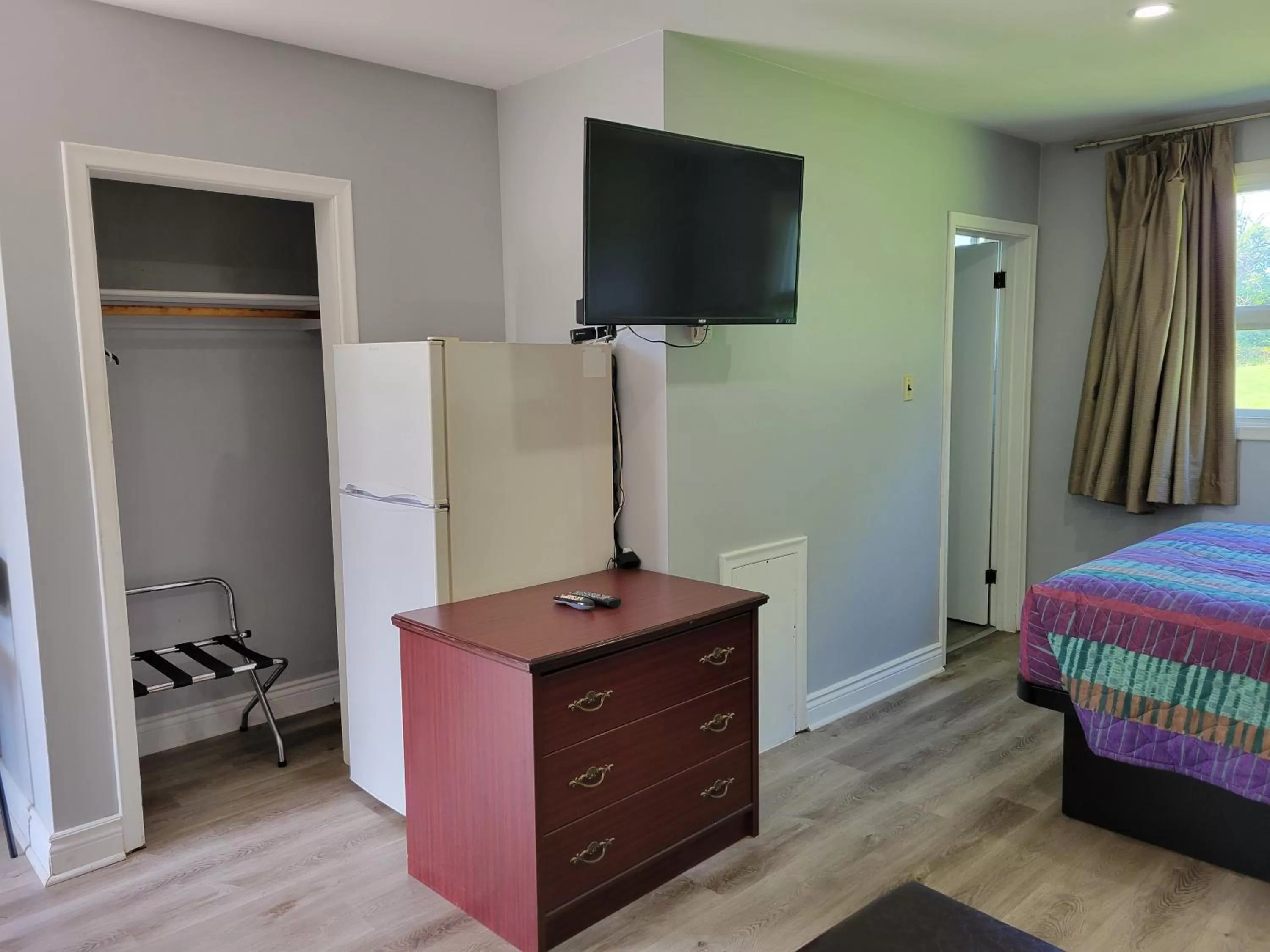 TV and multimedia, Bed in Knights Inn Cobourg