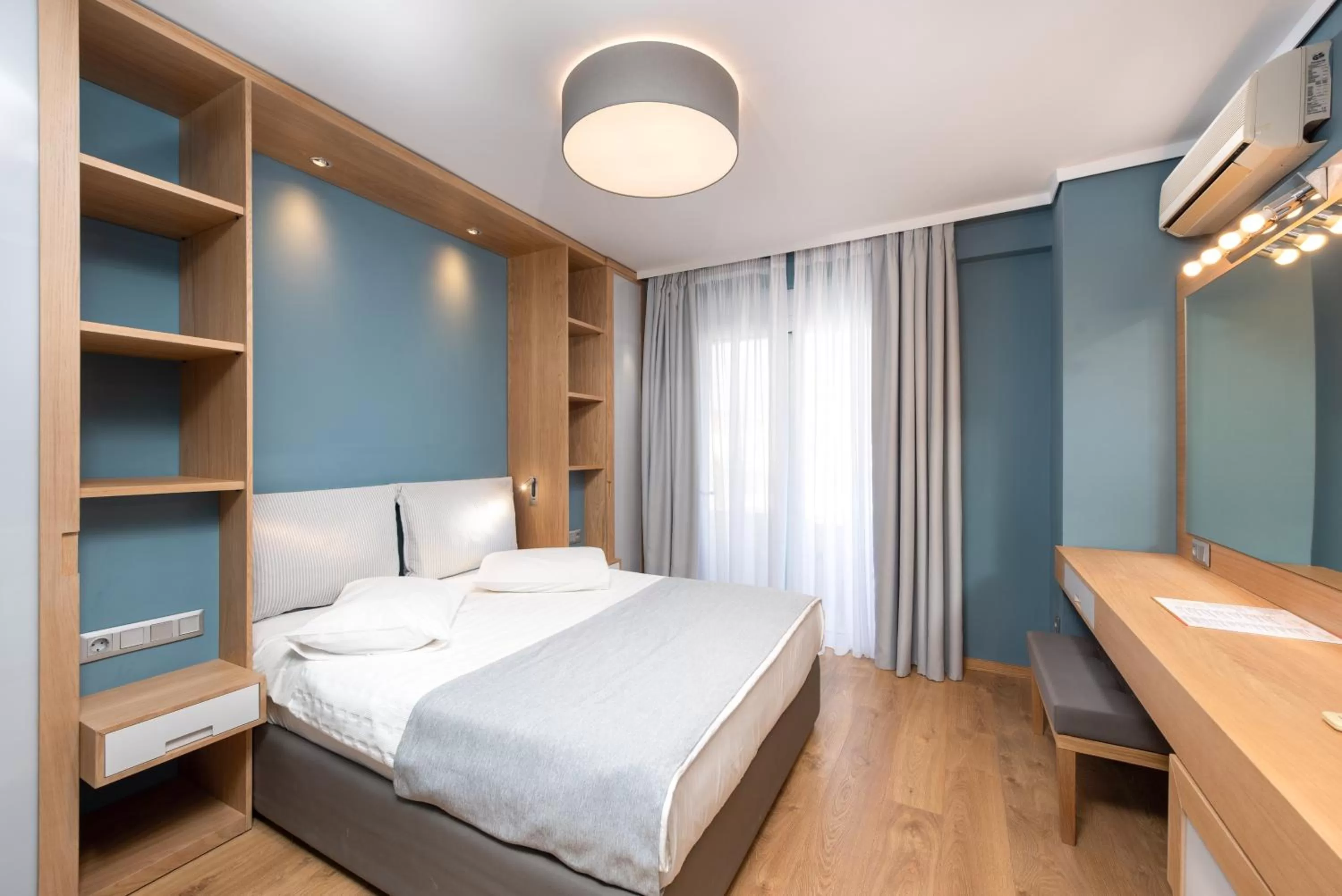 Photo of the whole room, Bed in Heliotrope Hotels