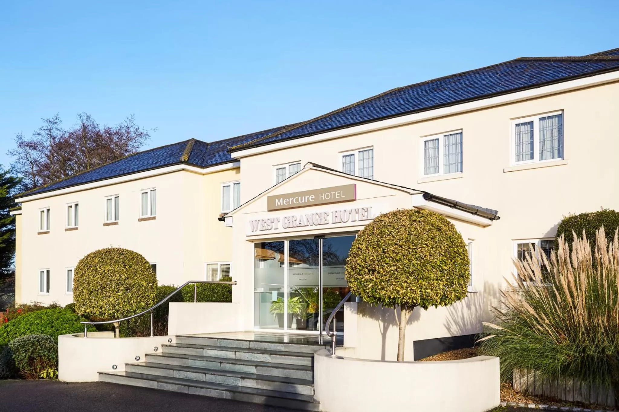 Property building in Mercure Newbury West Grange Hotel