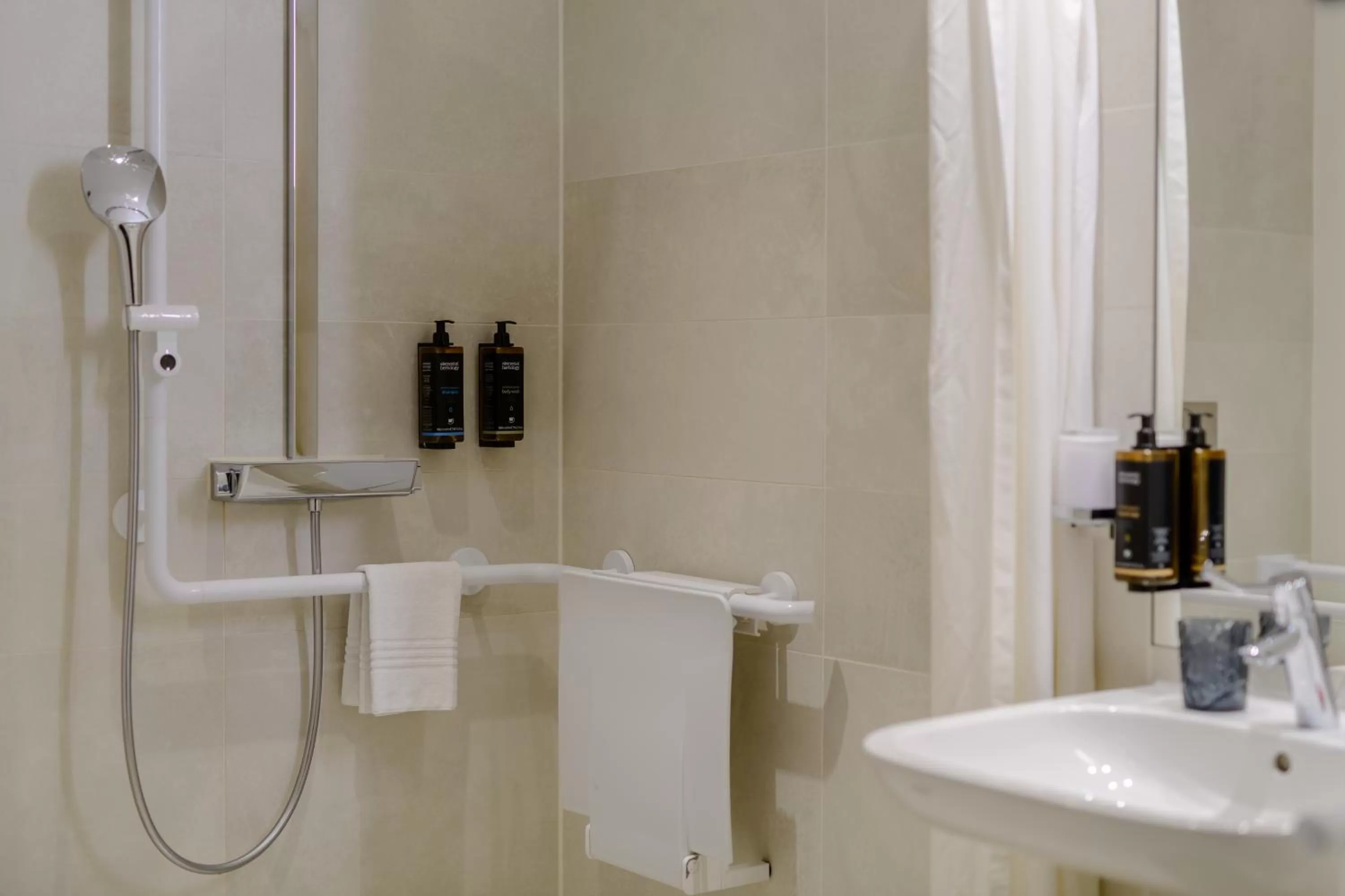 Shower in MERCURE Hotel Berlin Wittenbergplatz