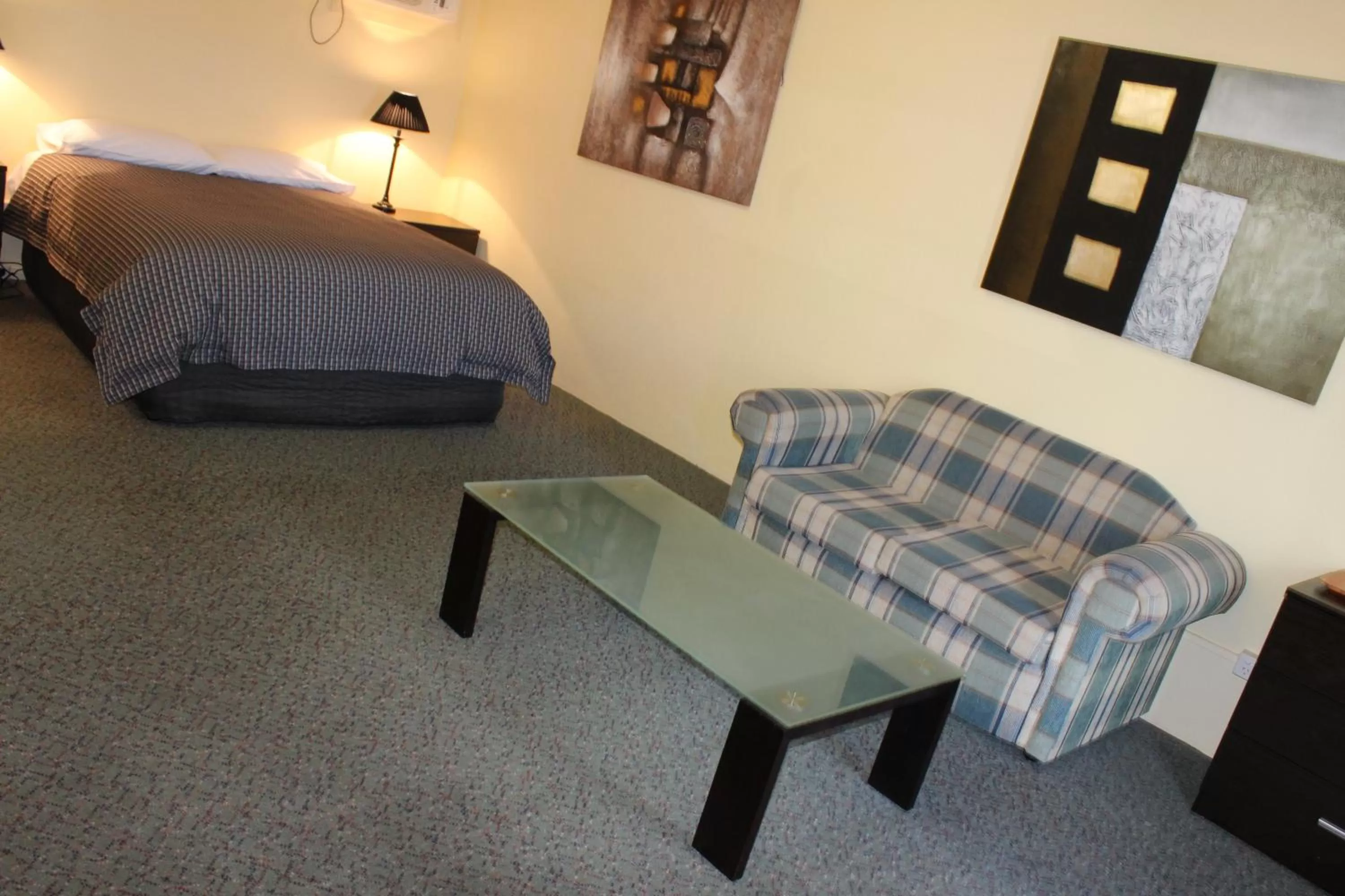 Shower, Bed in Motel Mount Gambier