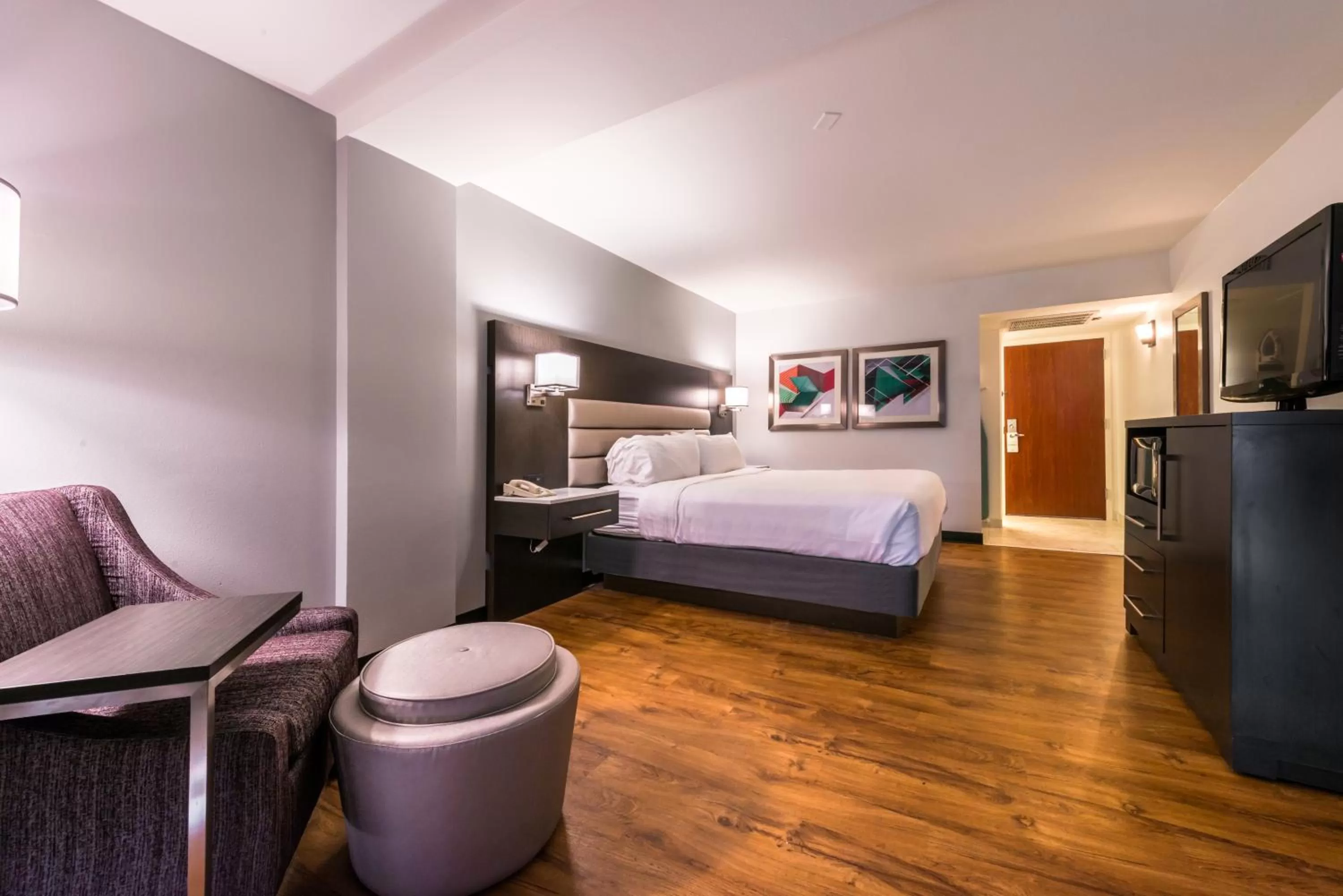 Seating area, Bed in Holiday Inn Hotel and Suites Beaumont-Plaza I-10 & Walden by IHG