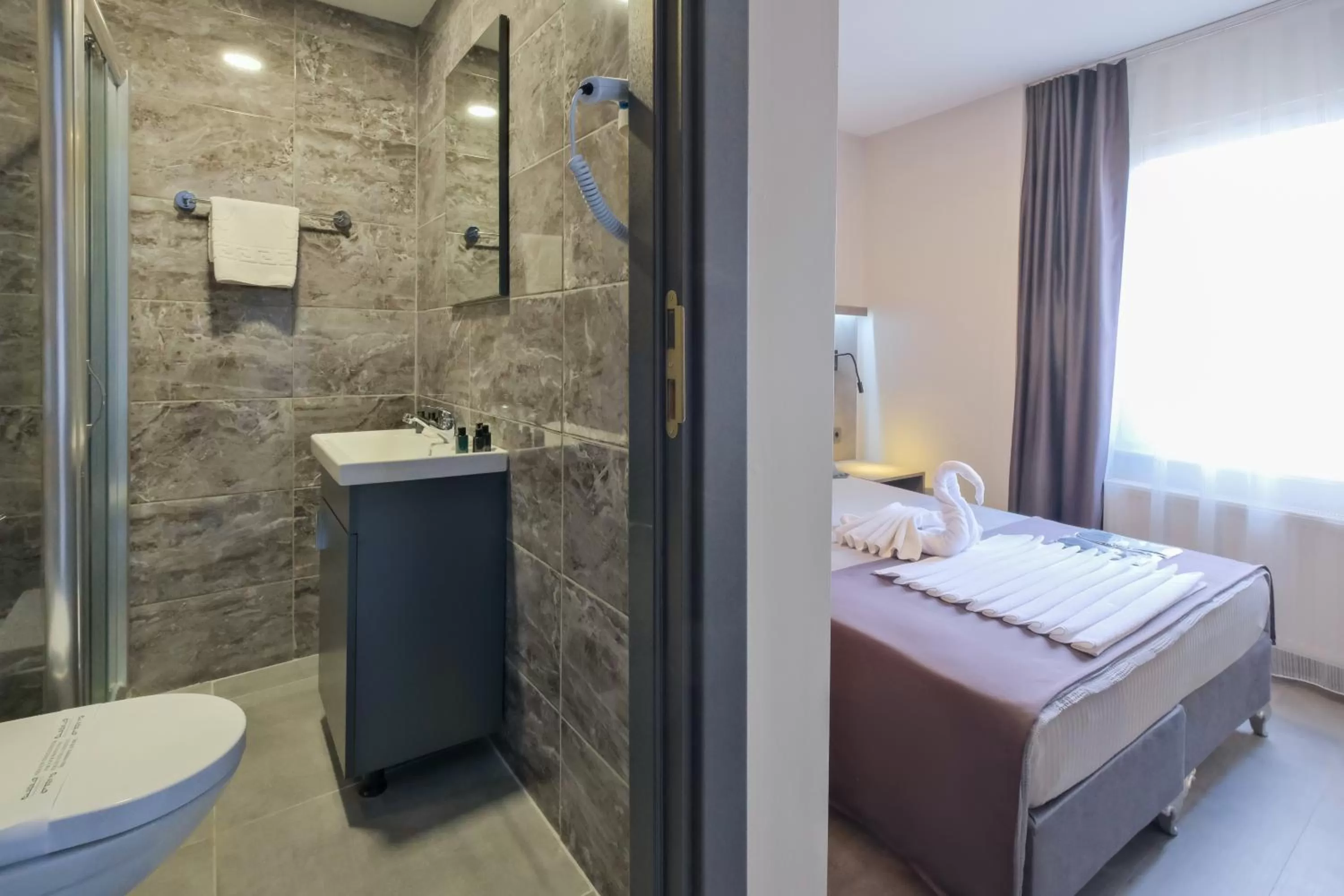 Photo of the whole room, Bed in The Queen Hotel