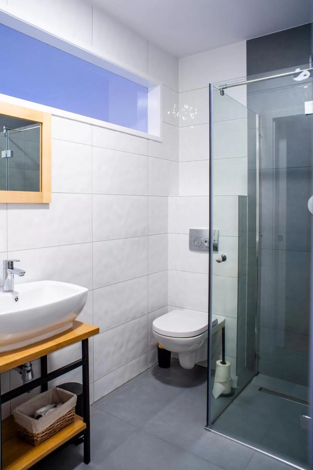 Shower in Salon Win Wine Bar & Apartments