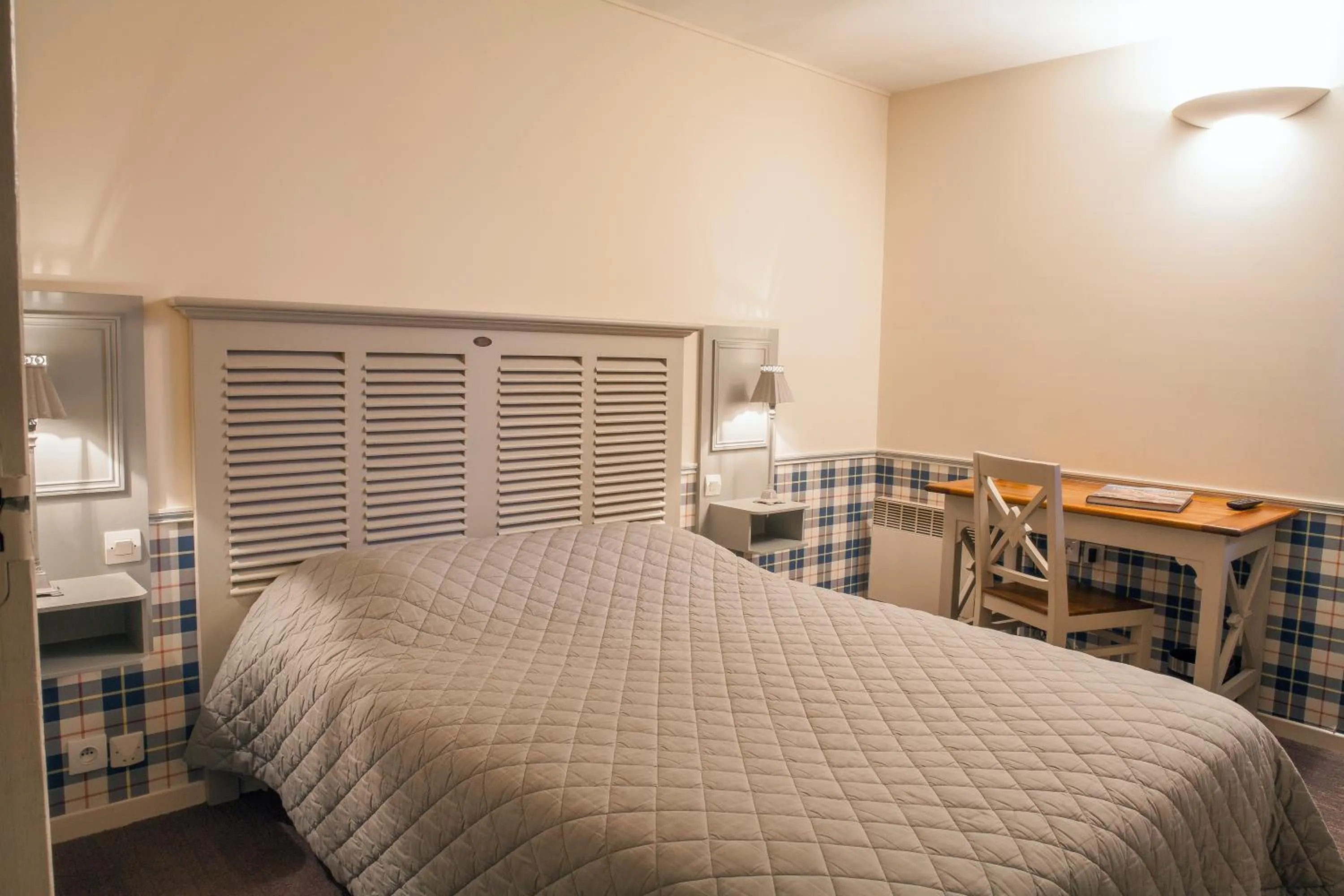 Photo of the whole room, Bed in The Originals City, Le Cottage Hôtel, Bruay-la-Buissière