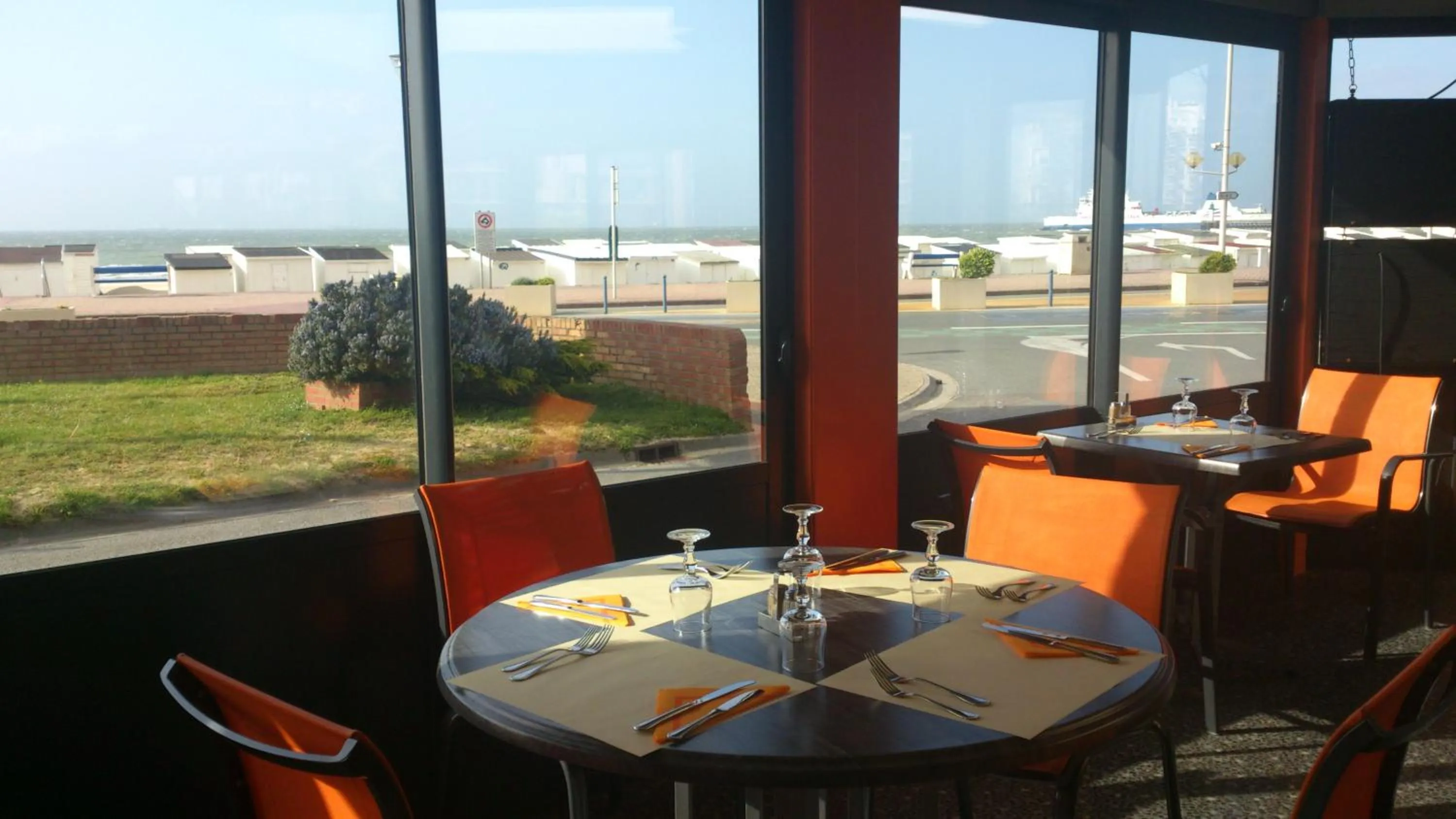 Restaurant/places to eat in Hôtel De La Plage