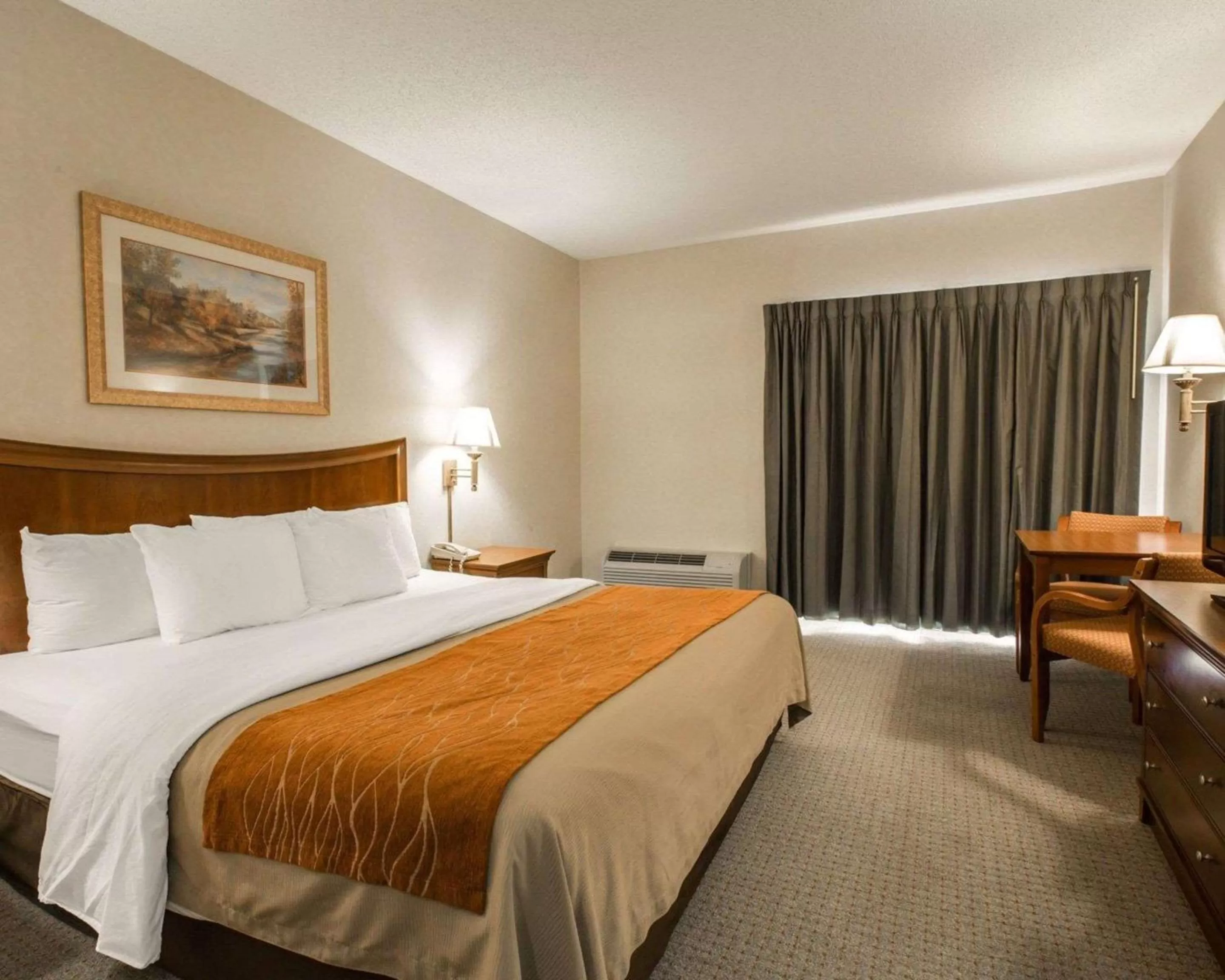 Photo of the whole room, Bed in Rodeway Inn & Suites Cherokee On the River