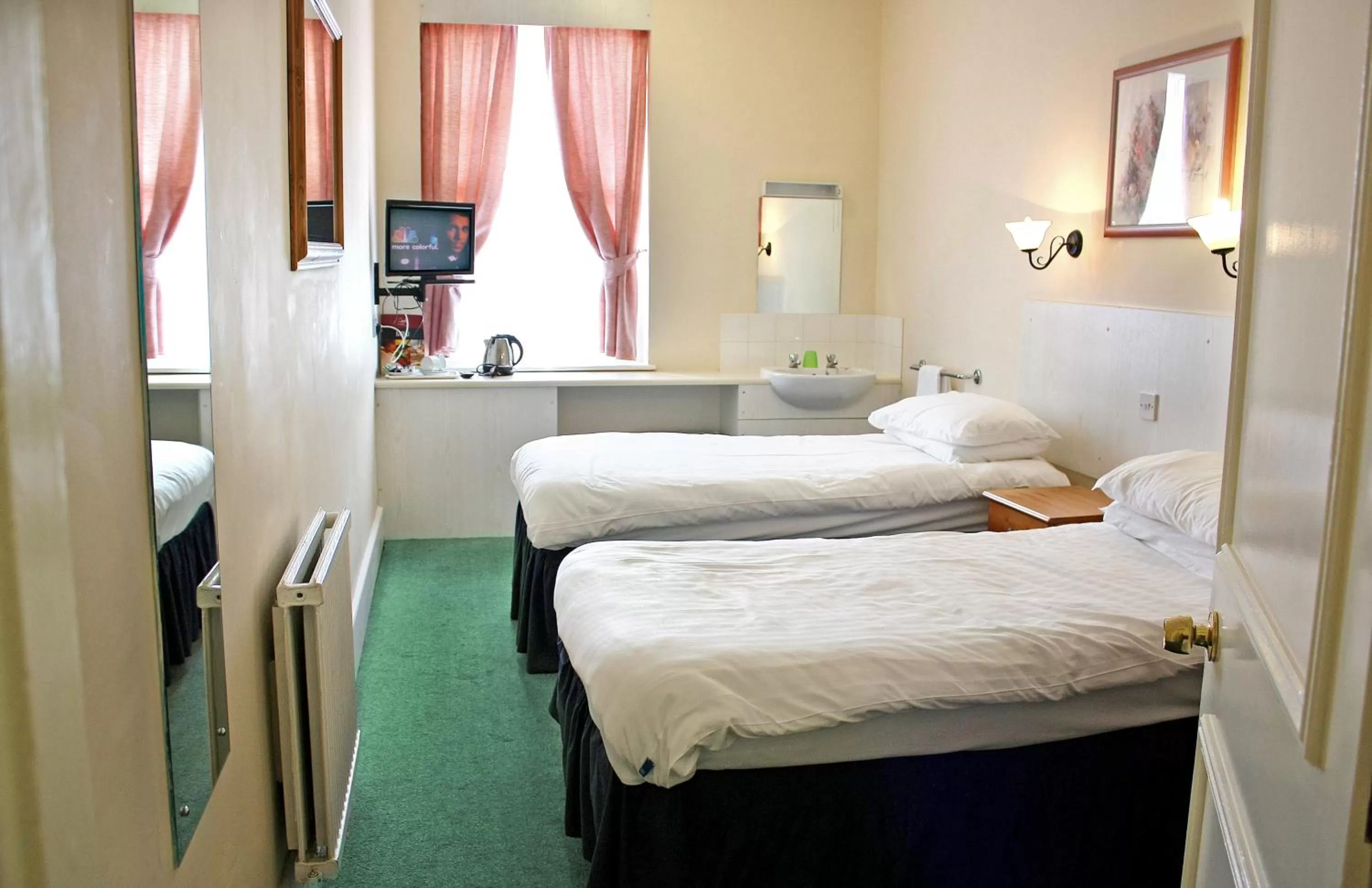 Photo of the whole room, Bed in The Raven Hotel