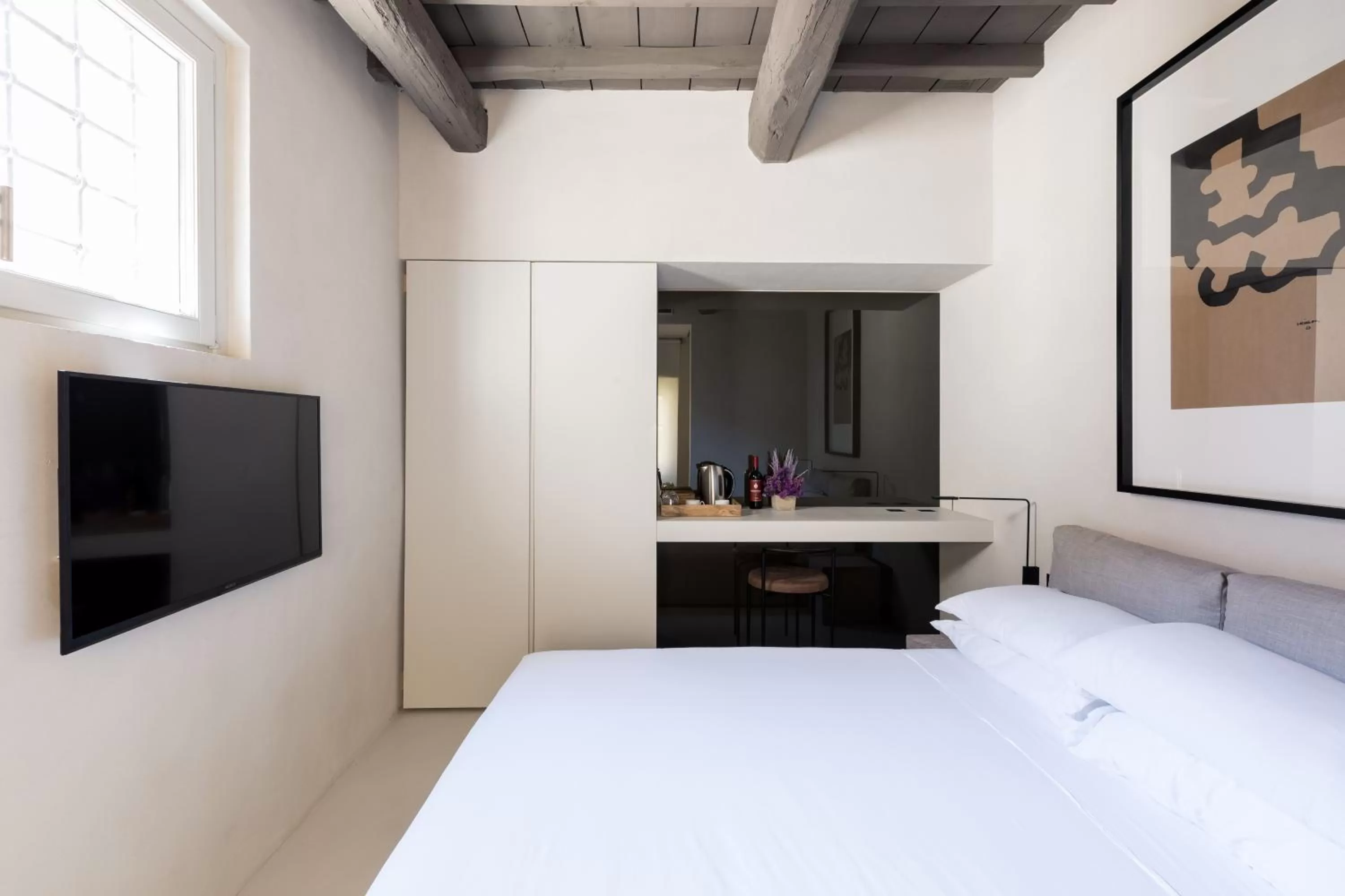 Photo of the whole room, Bed in Hotel Scenario