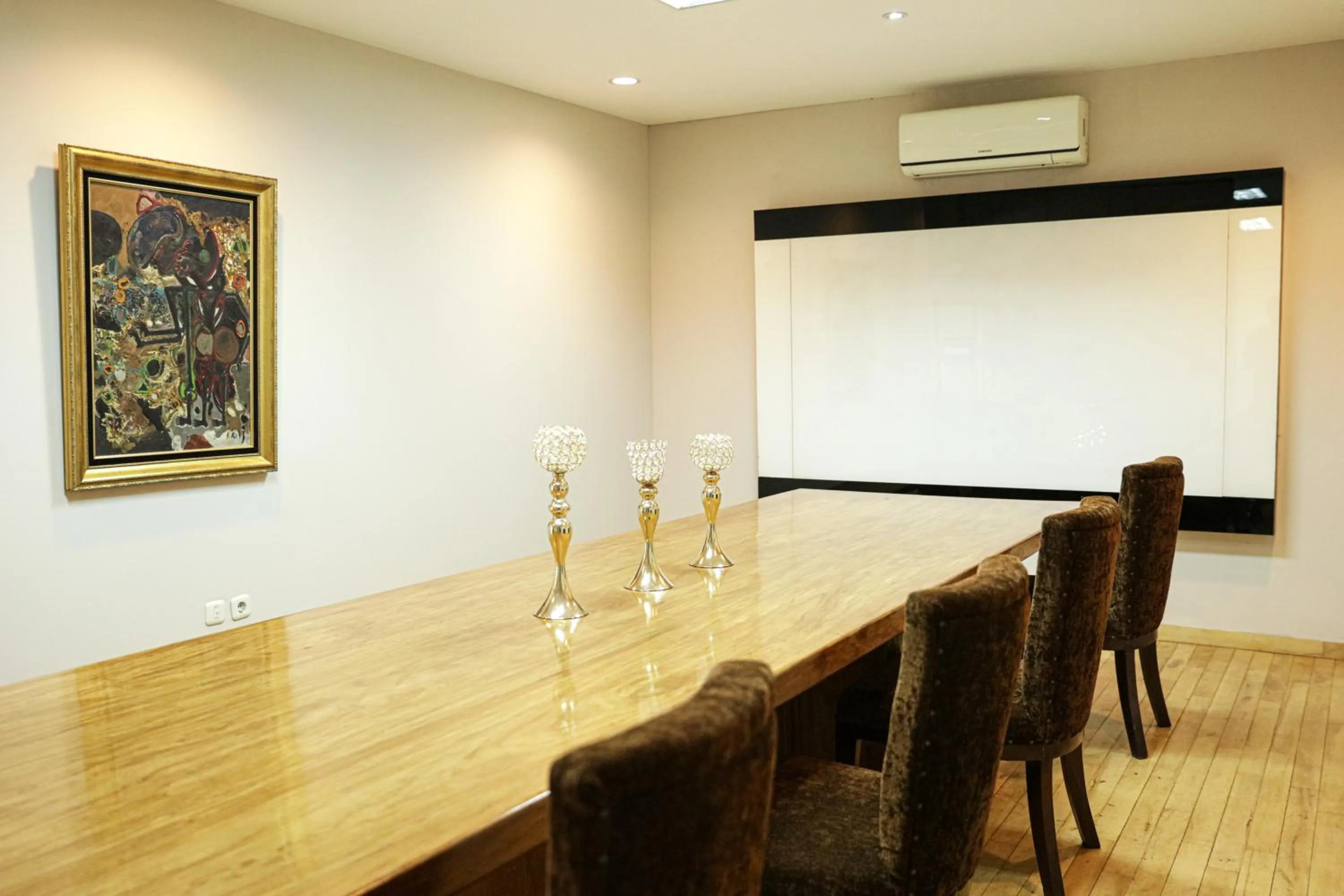 Meeting/conference room in Bale Ocasa by Behomy