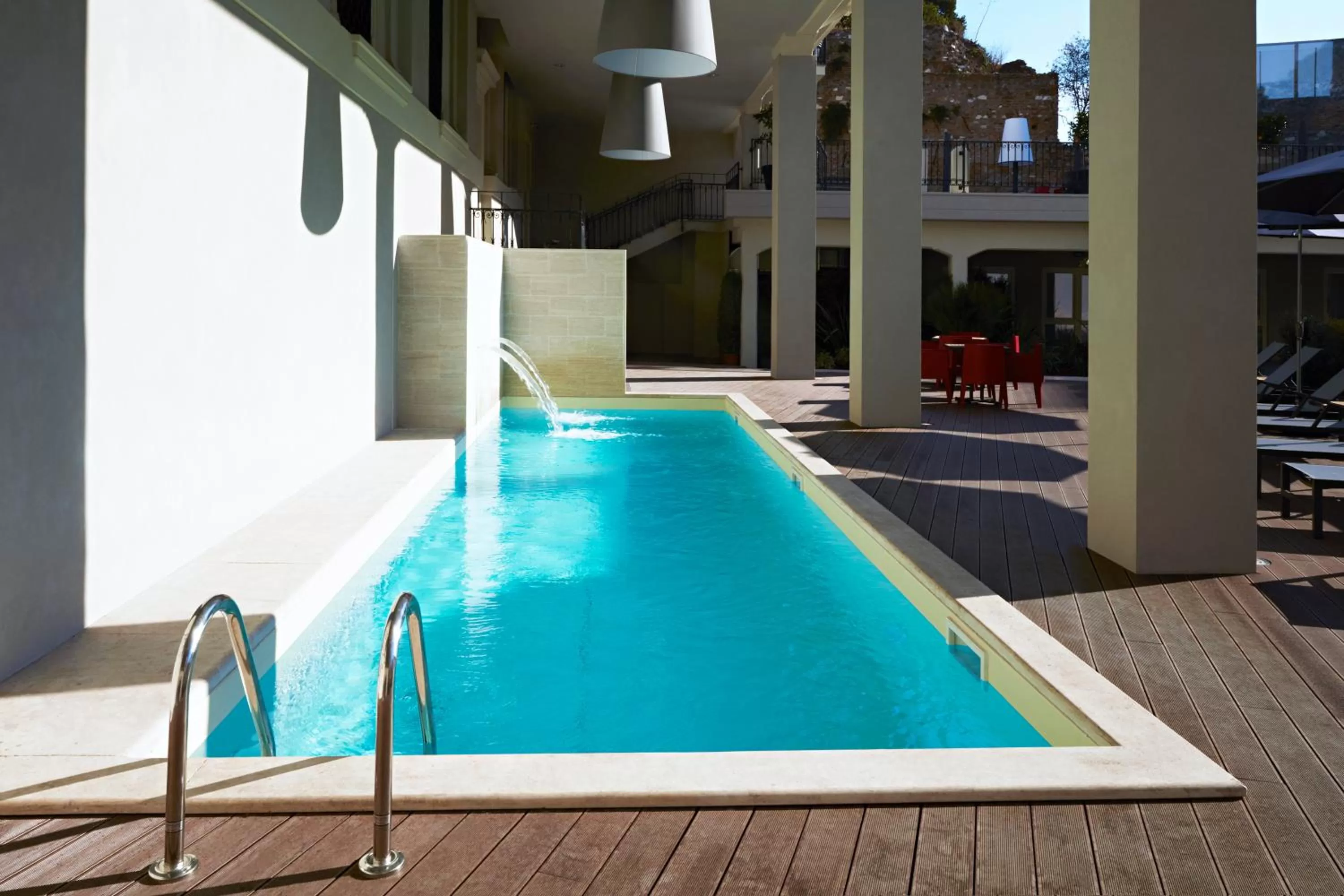 Swimming pool in Hotel The Building