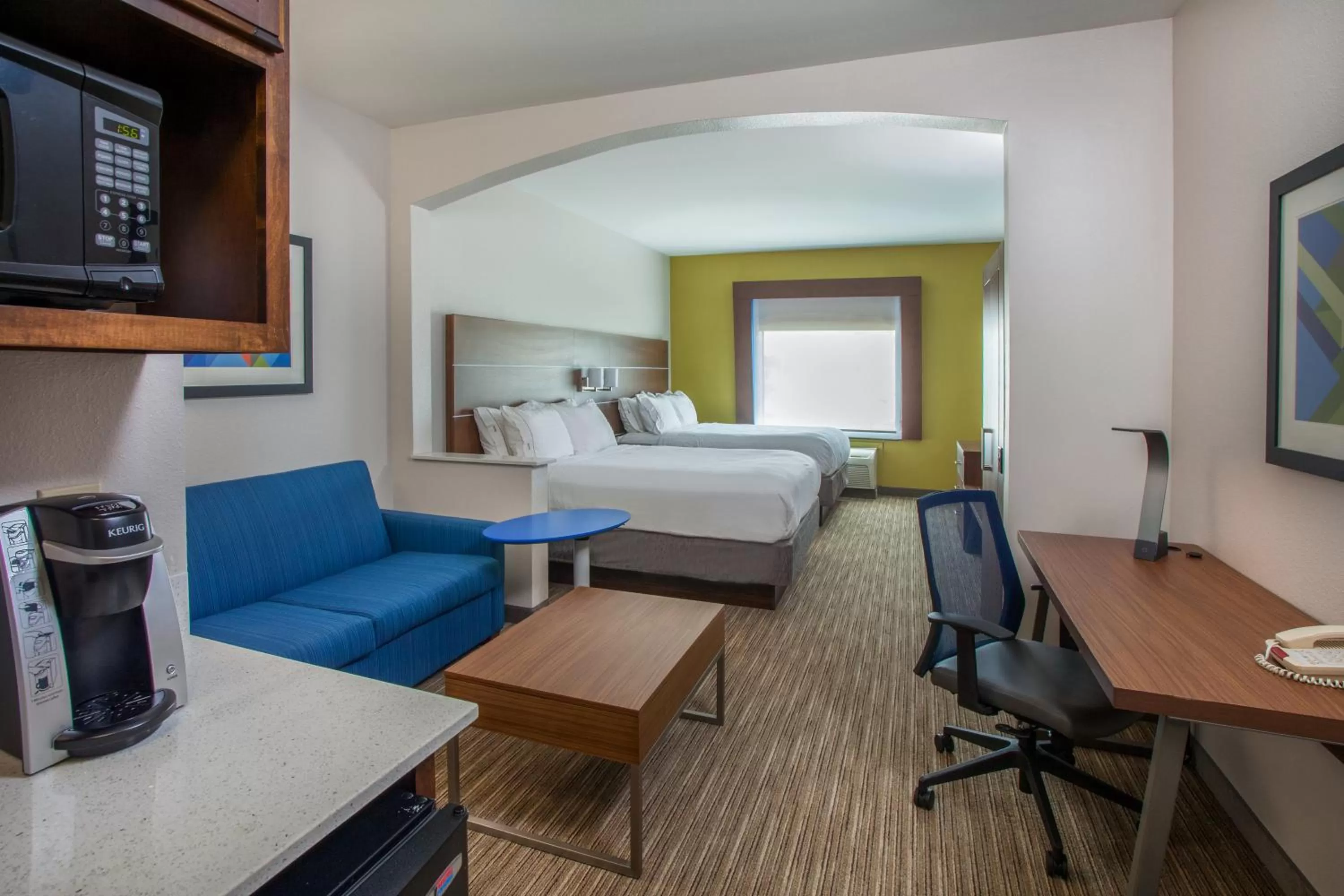 Photo of the whole room, Bed in Holiday Inn Express & Suites Texarkana by IHG