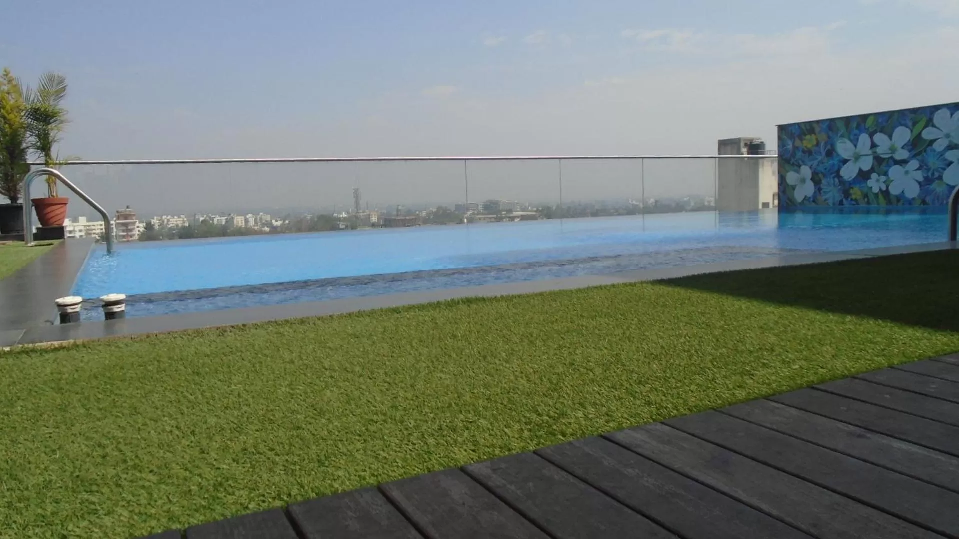 Swimming pool in Hotel Vrishali Executive