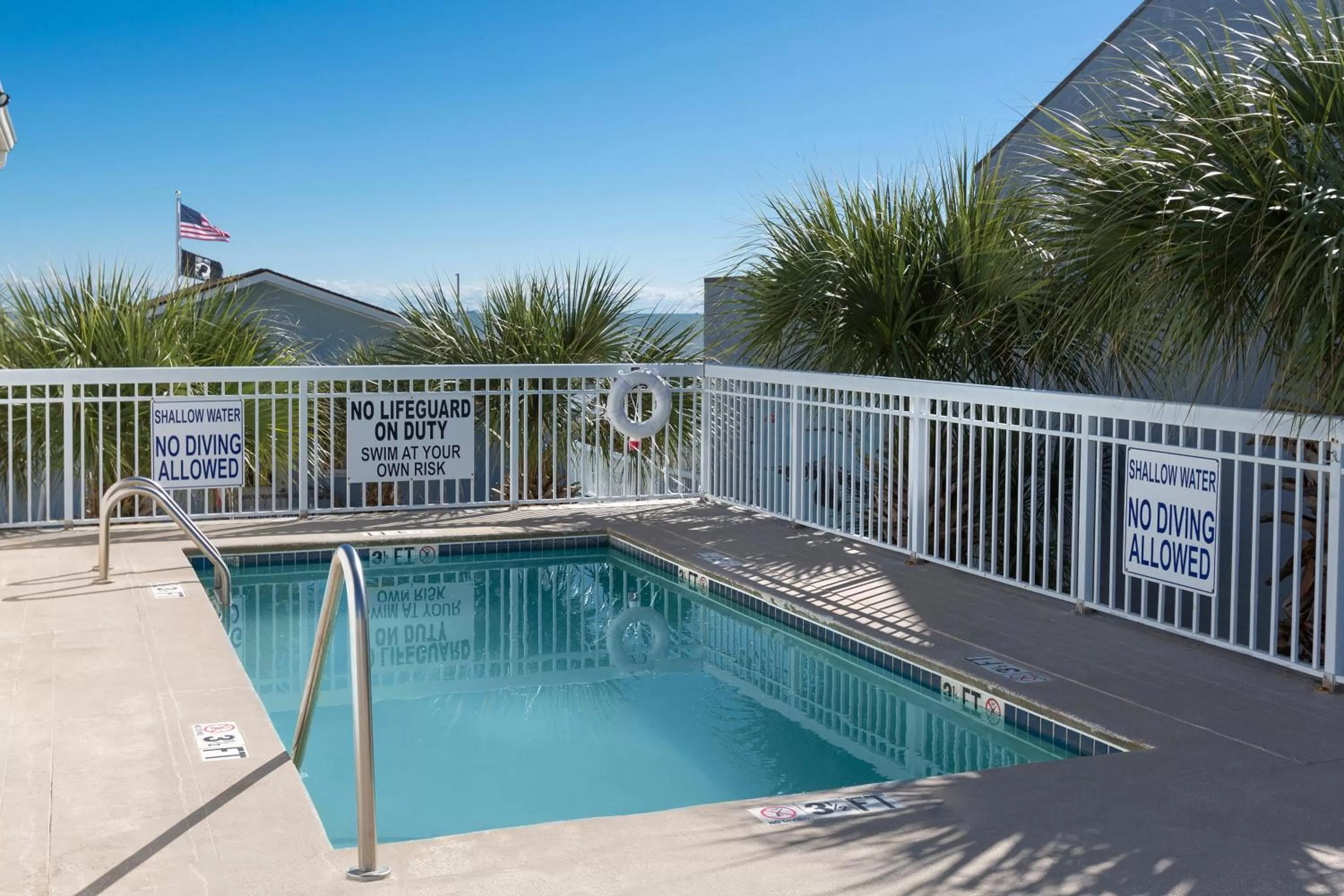 Swimming pool in Seaside Inn - Isle of Palms