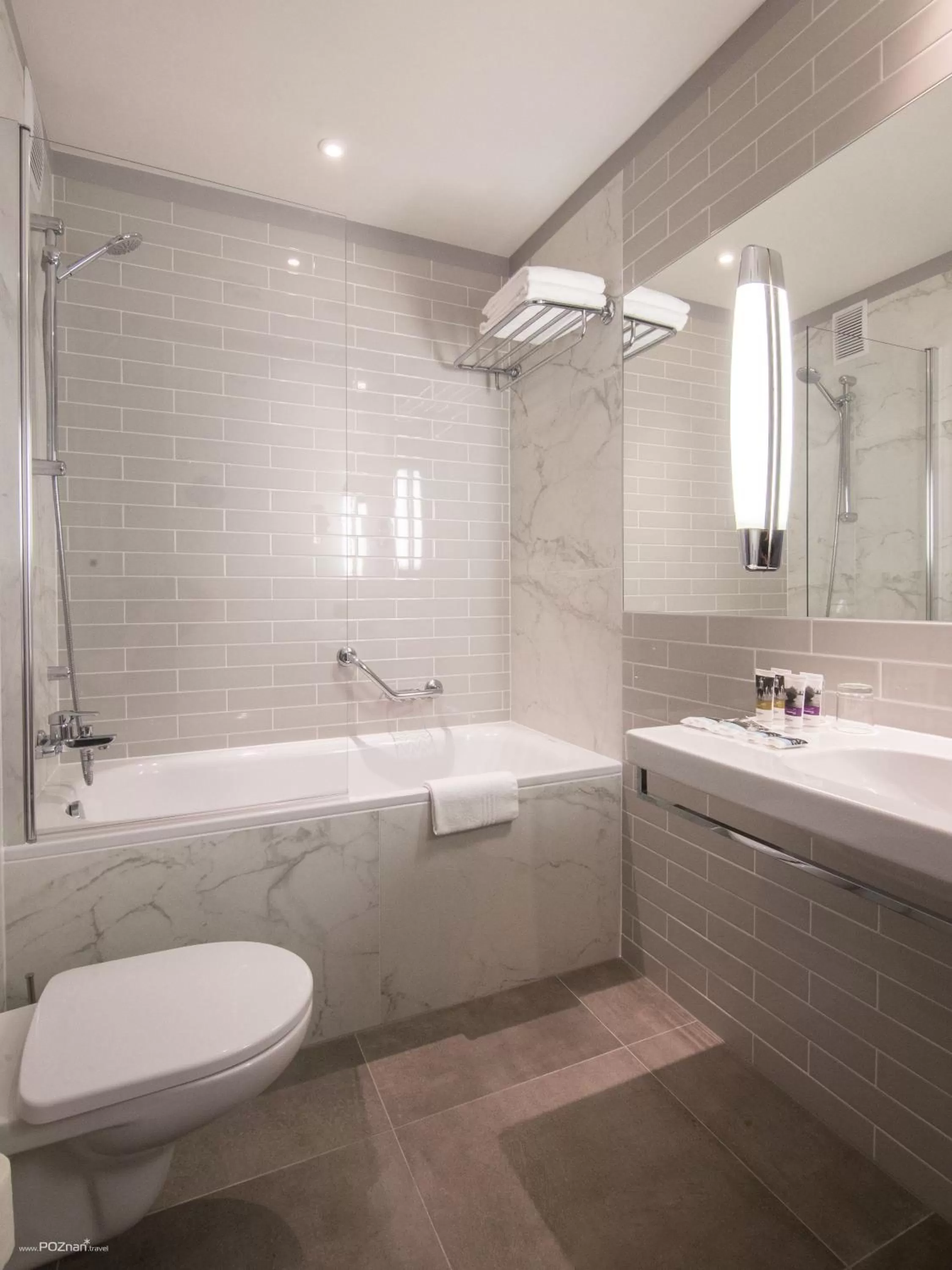 Toilet in Hotel Mercure Poznań Centrum