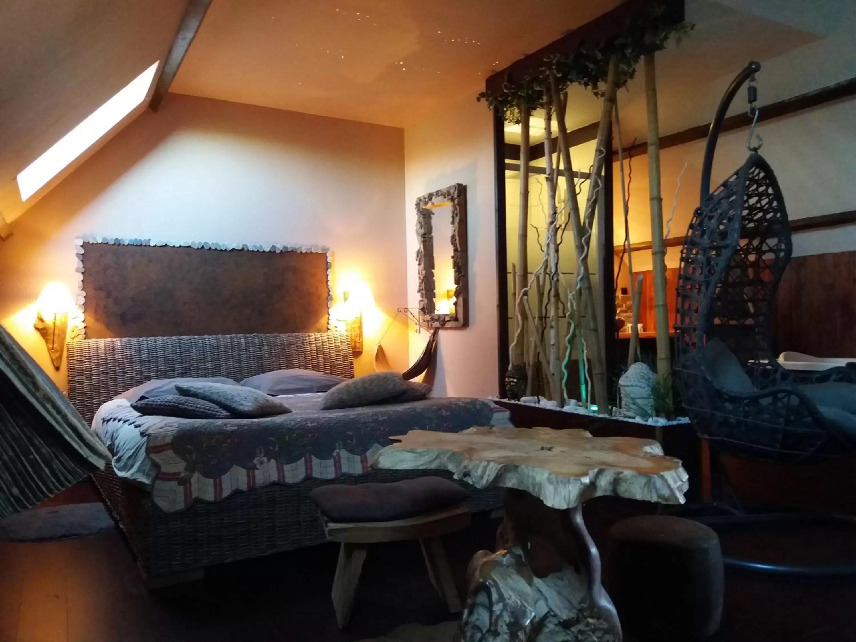 Bed in chambres d hotes ,hotel ,Secret d'une Nuit a vicq prės de onnaing,avec piscine