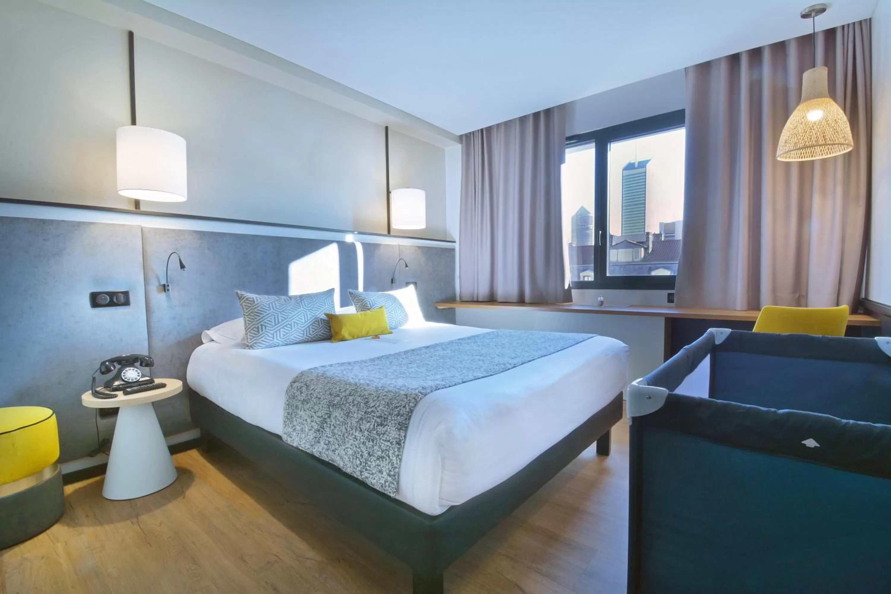 View (from property/room), Bed in Hôtel Le Roosevelt Lyon