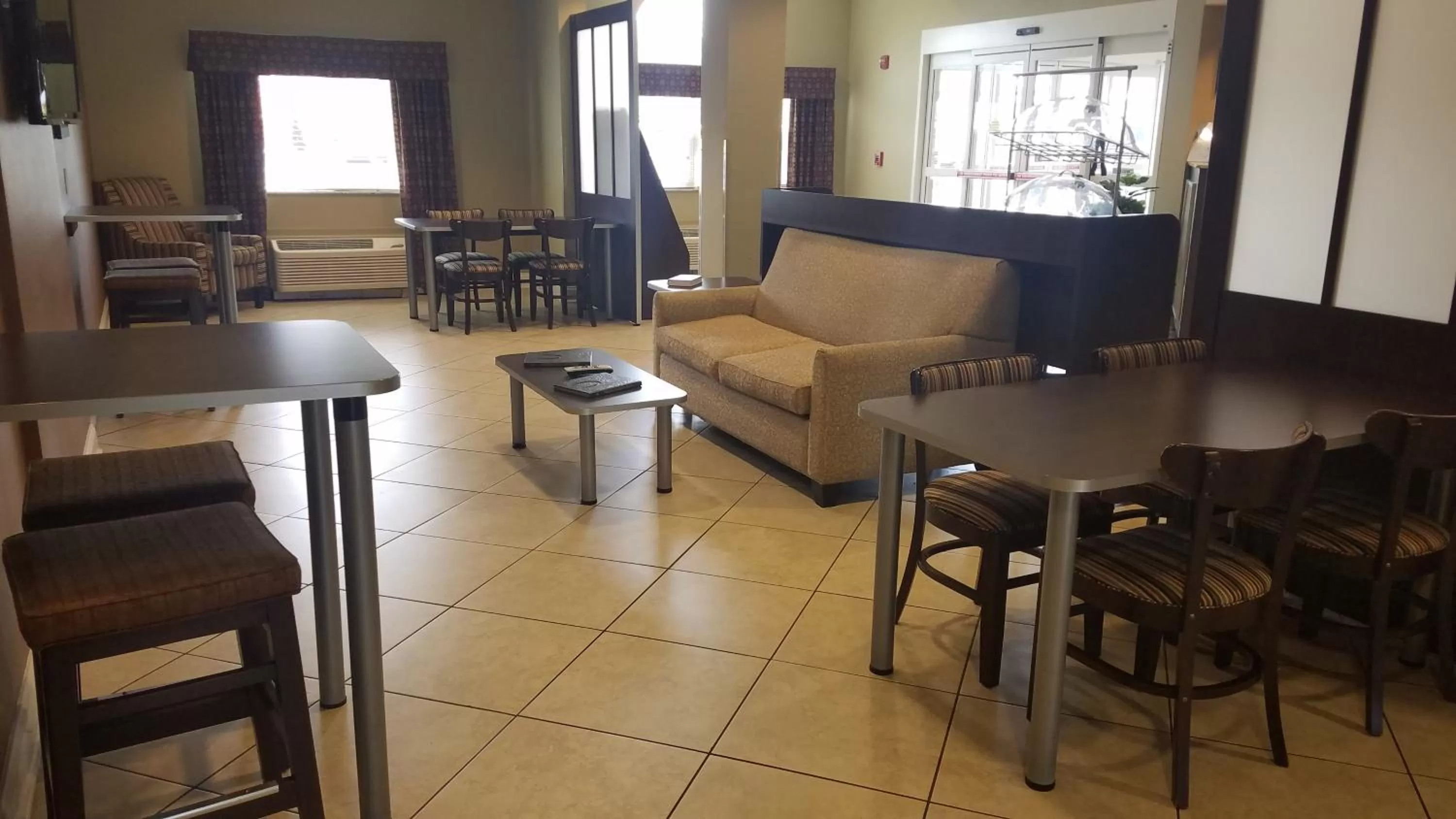 Communal lounge/ TV room in Microtel Inn & Suites by Wyndham