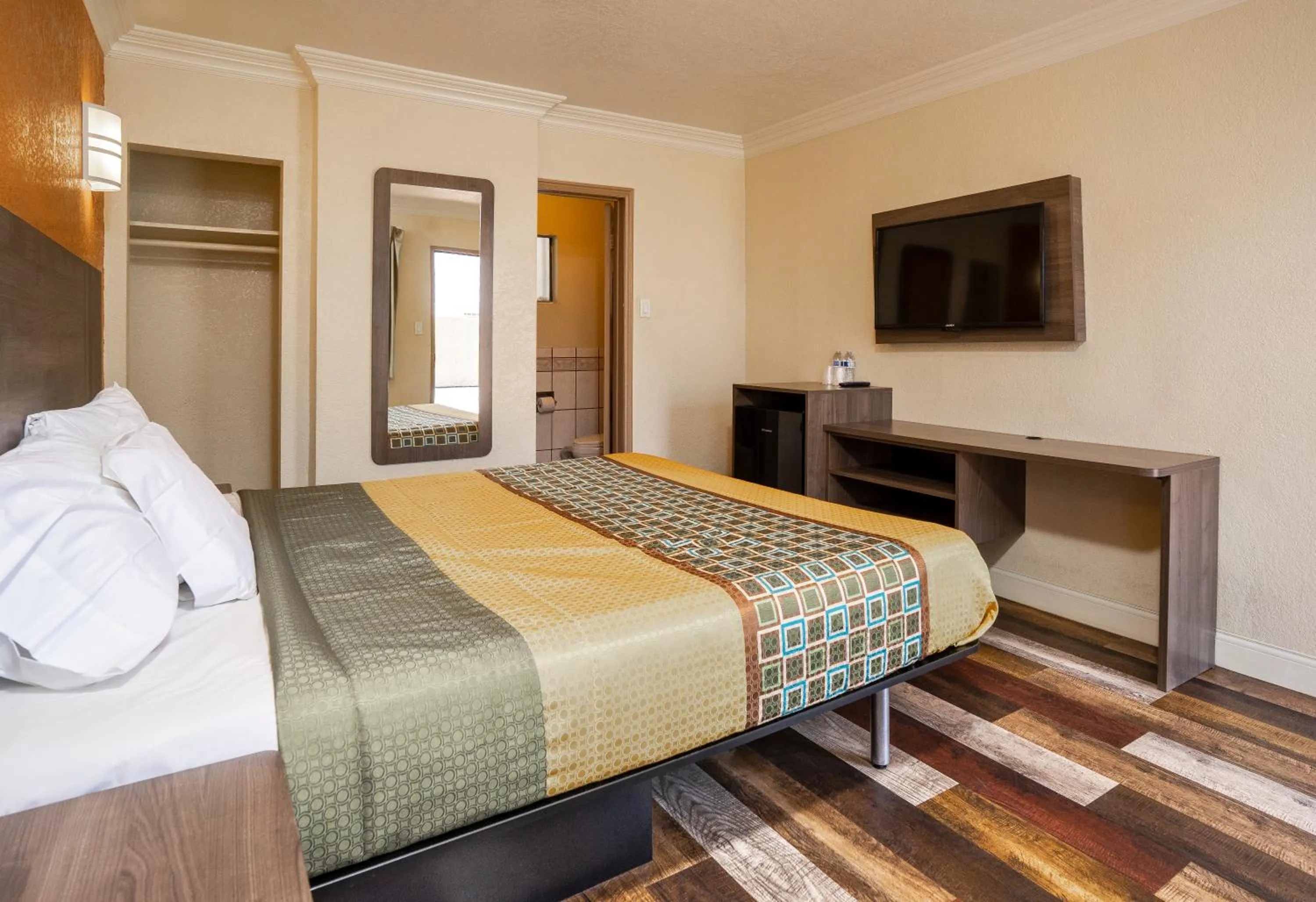 Bed in Economy Inn Hollywood