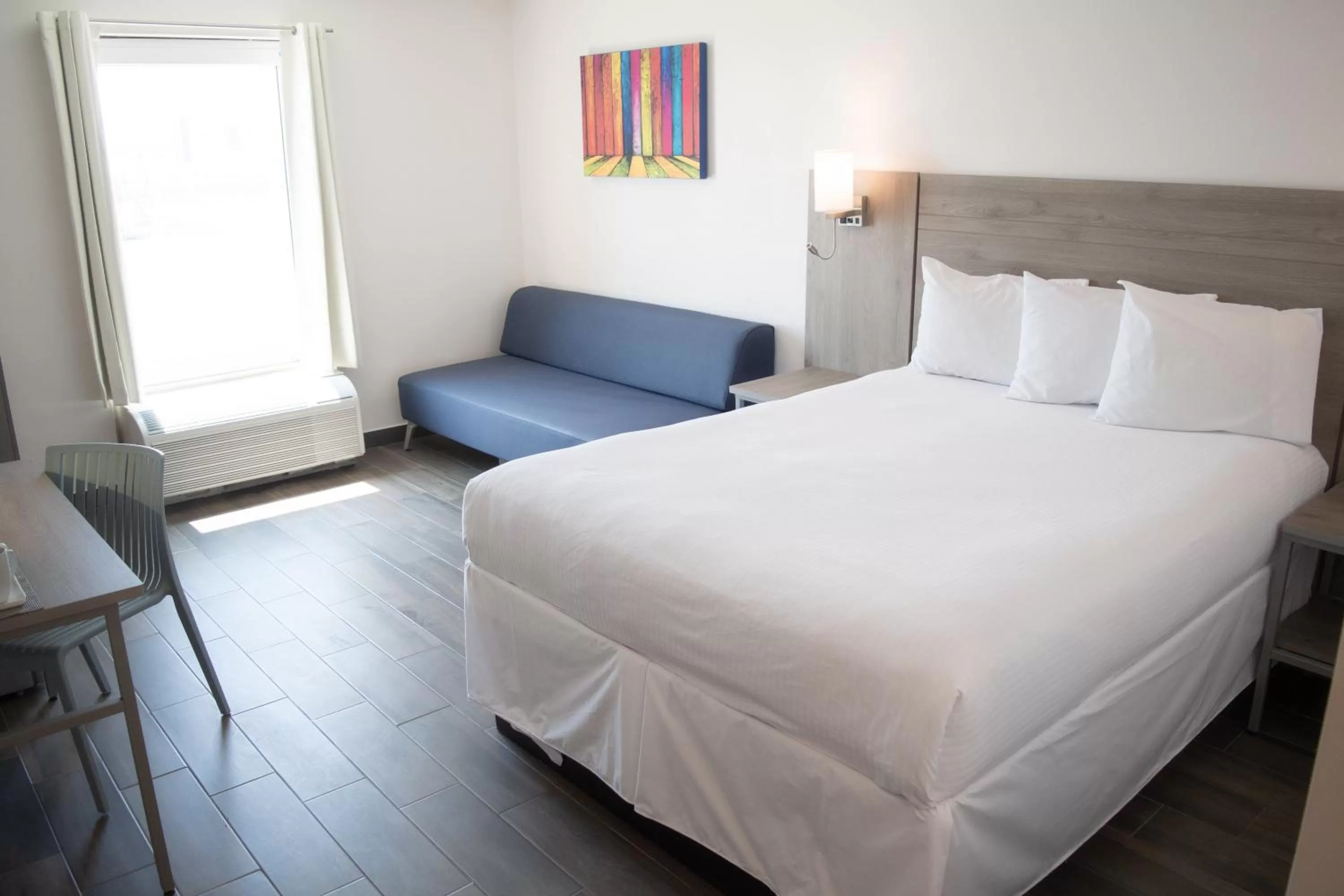 Bed in Hotel Mesaluna Near American Consulate