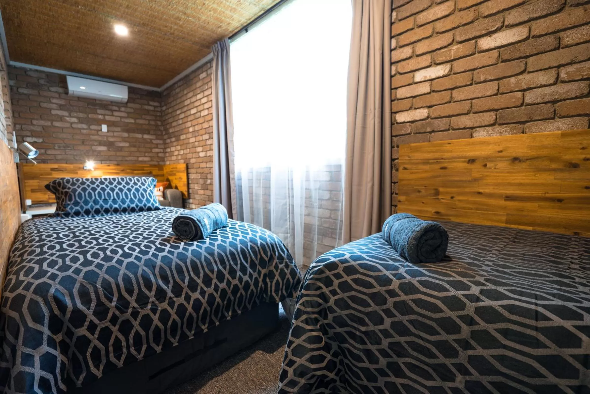 Bed in Farnham Court Motel and Restaurant