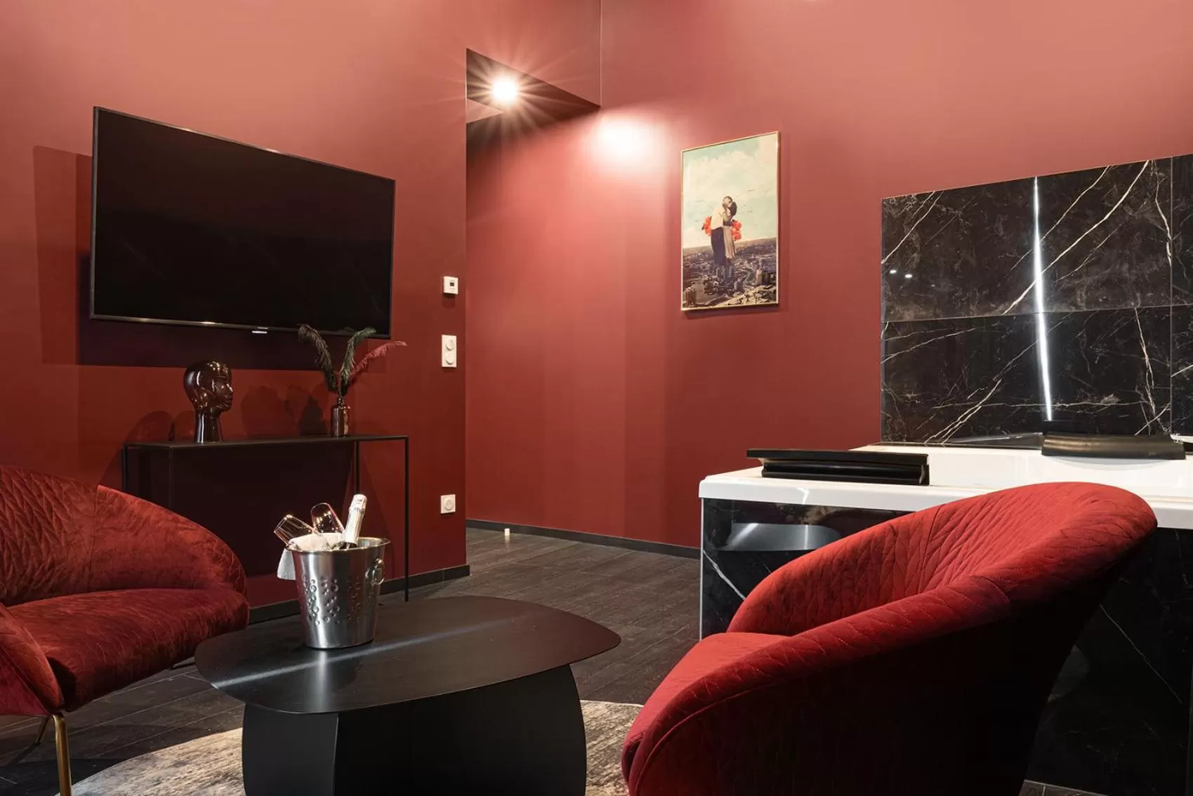 TV and multimedia, TV/Entertainment Center in Legend Majestic Superbe Love Room - Jacuzzi - Champagne - Romantisme - parking privé