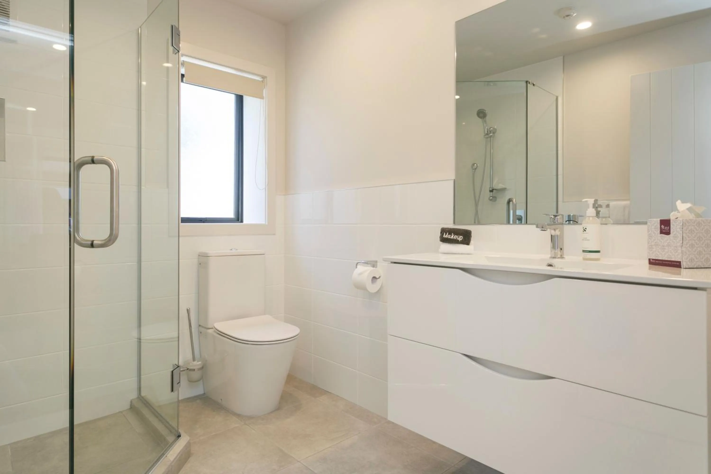 Bathroom in Acacia Lake View Motel