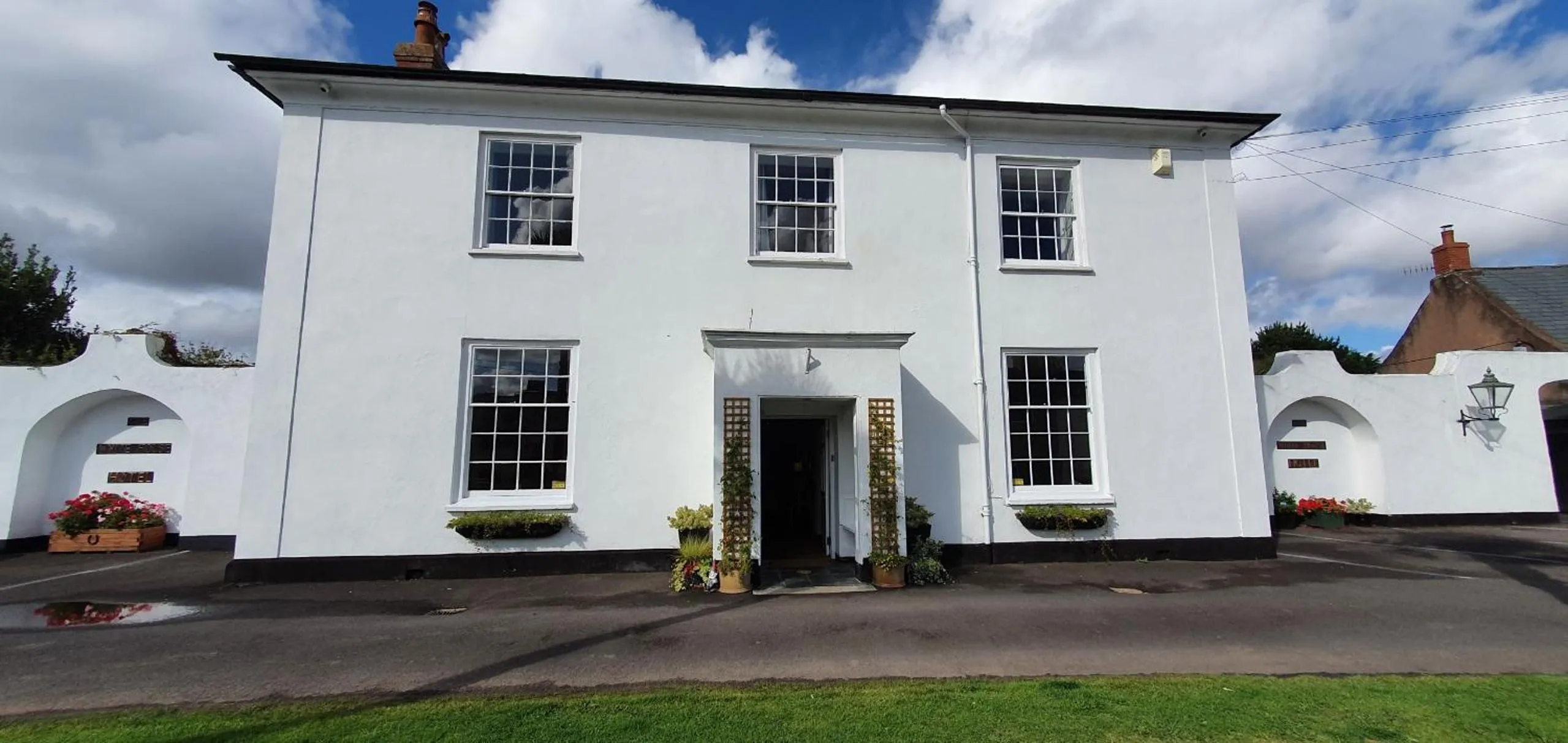 Facade/entrance in The White House Guest House